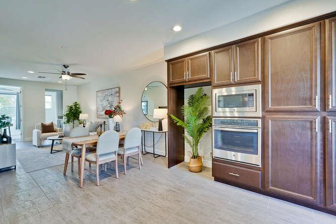 Detail Gallery Image 4 of 30 For 2045 Atlas Loop, Mountain View,  CA 94043 - 2 Beds | 2/1 Baths