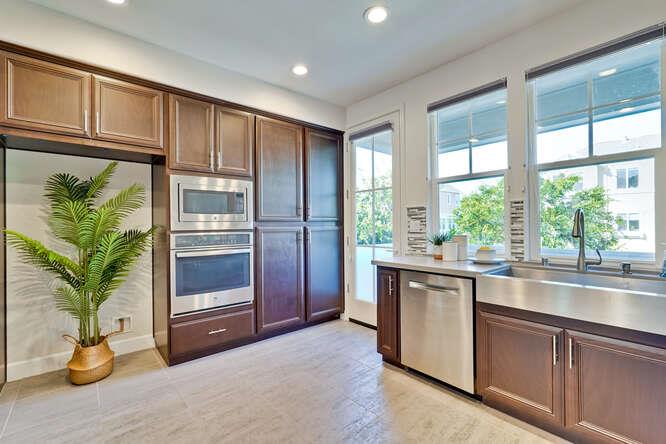 Detail Gallery Image 5 of 30 For 2045 Atlas Loop, Mountain View,  CA 94043 - 2 Beds | 2/1 Baths