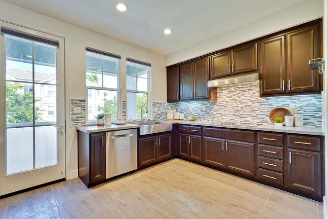 Detail Gallery Image 6 of 30 For 2045 Atlas Loop, Mountain View,  CA 94043 - 2 Beds | 2/1 Baths