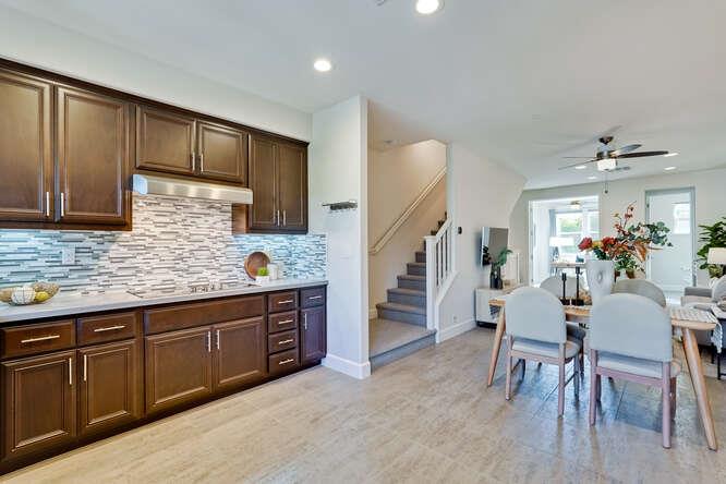 Detail Gallery Image 7 of 30 For 2045 Atlas Loop, Mountain View,  CA 94043 - 2 Beds | 2/1 Baths