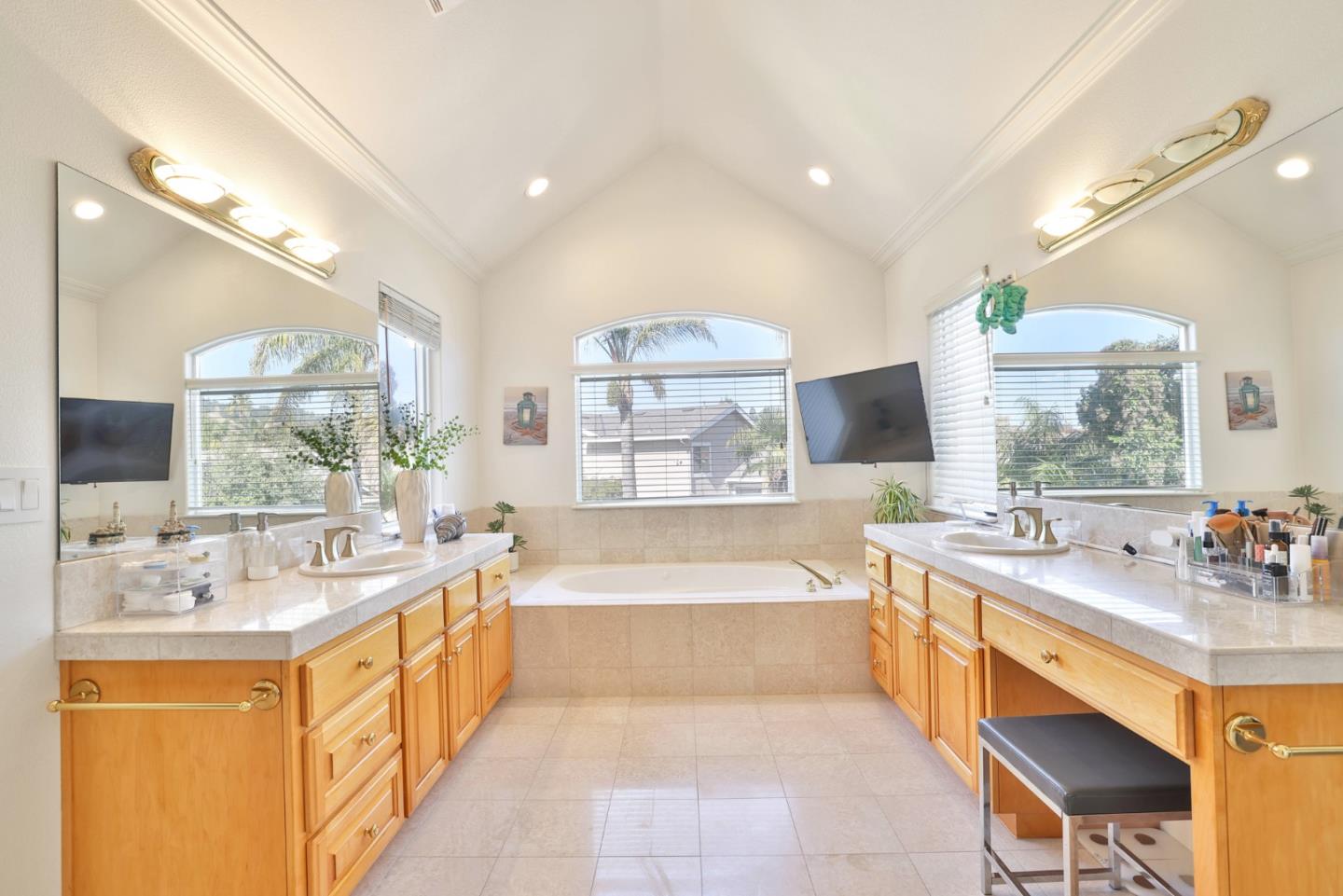 Detail Gallery Image 19 of 48 For 17017 Heatherwood Way, Morgan Hill,  CA 95037 - 4 Beds | 4 Baths