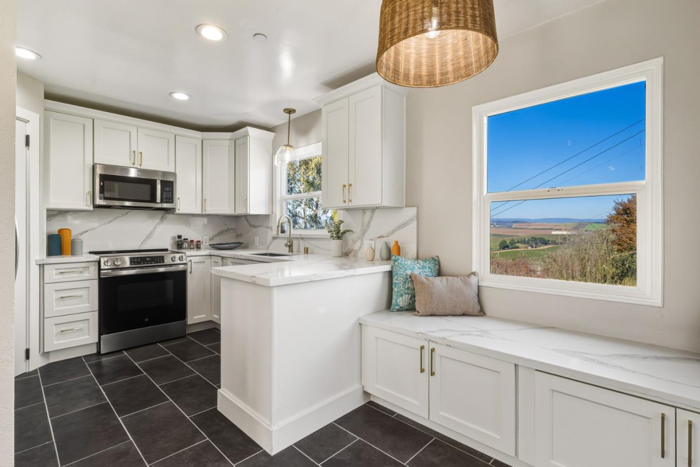 Detail Gallery Image 10 of 80 For 17 Sunset Dr, Watsonville,  CA 95076 - 4 Beds | 4 Baths