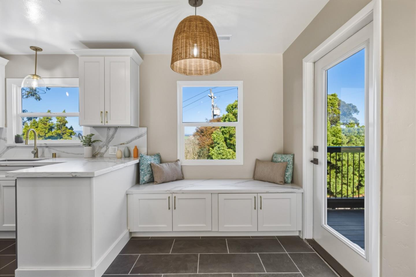 Detail Gallery Image 11 of 80 For 17 Sunset Dr, Watsonville,  CA 95076 - 4 Beds | 4 Baths