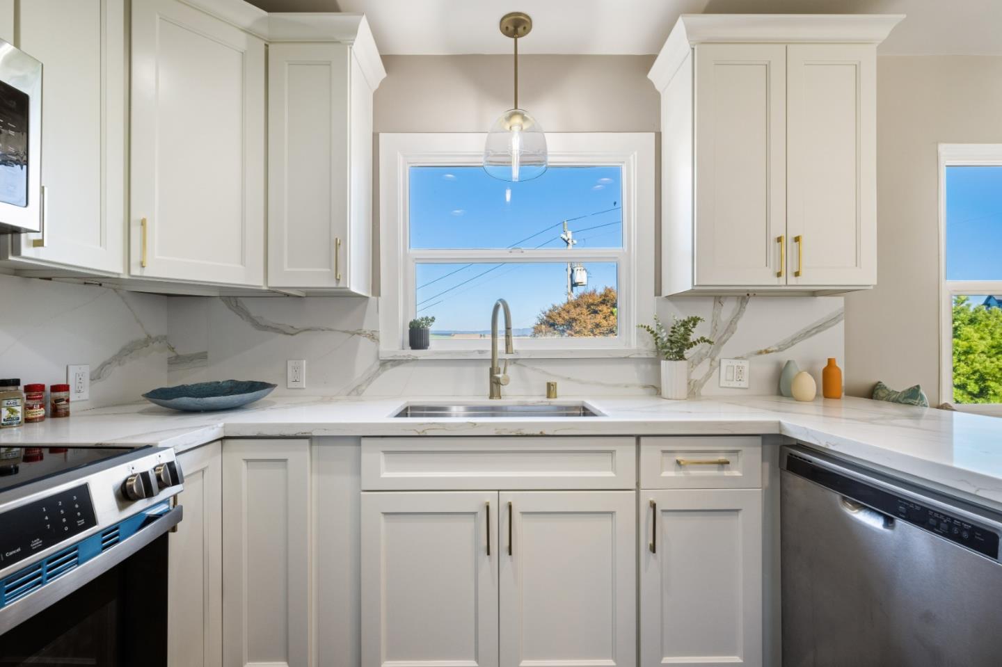 Detail Gallery Image 12 of 80 For 17 Sunset Dr, Watsonville,  CA 95076 - 4 Beds | 4 Baths