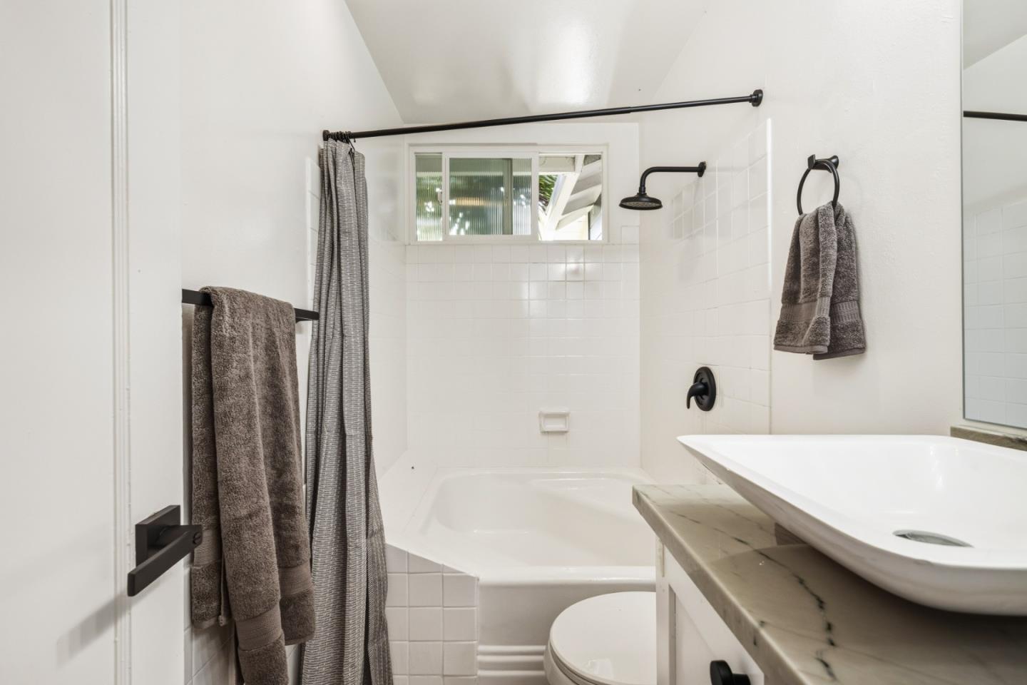 Detail Gallery Image 22 of 80 For 17 Sunset Dr, Watsonville,  CA 95076 - 4 Beds | 4 Baths