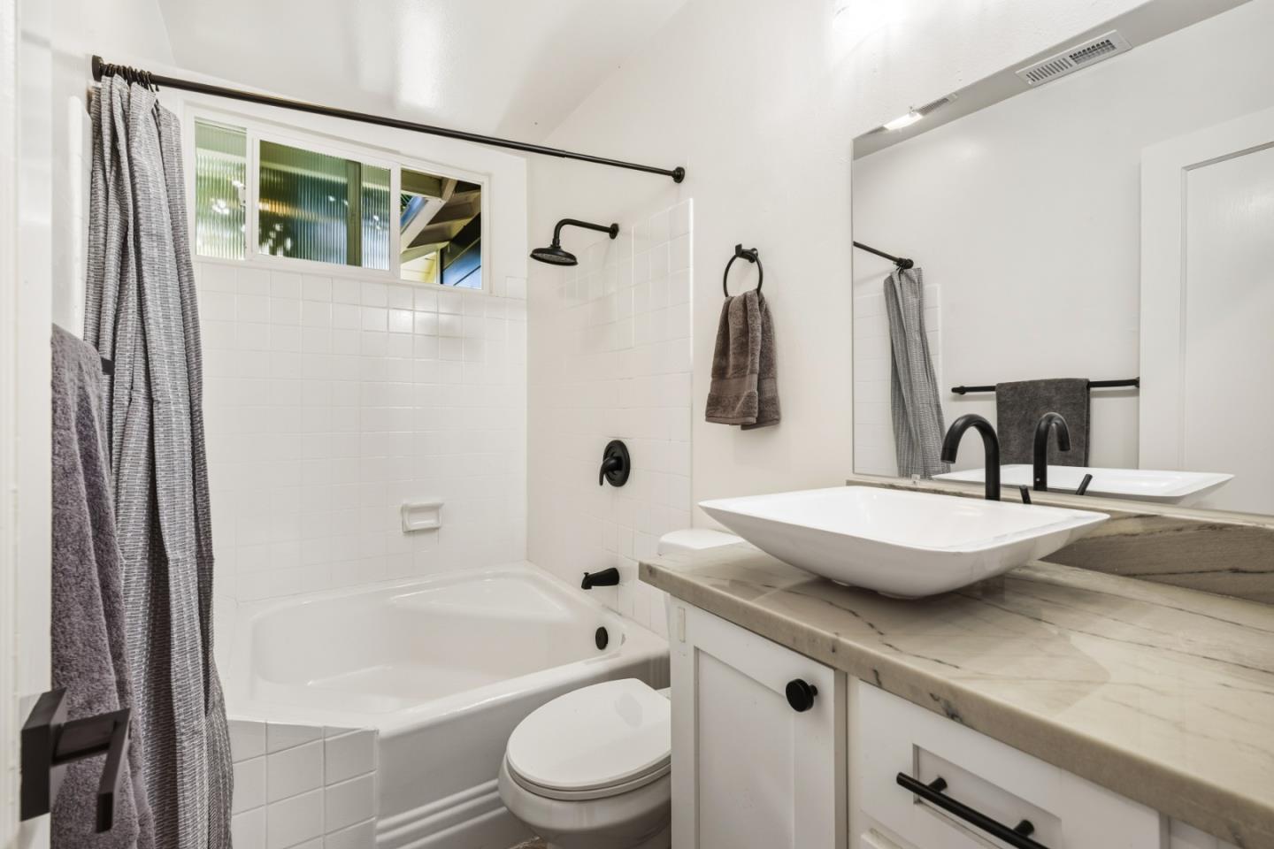 Detail Gallery Image 23 of 80 For 17 Sunset Dr, Watsonville,  CA 95076 - 4 Beds | 4 Baths