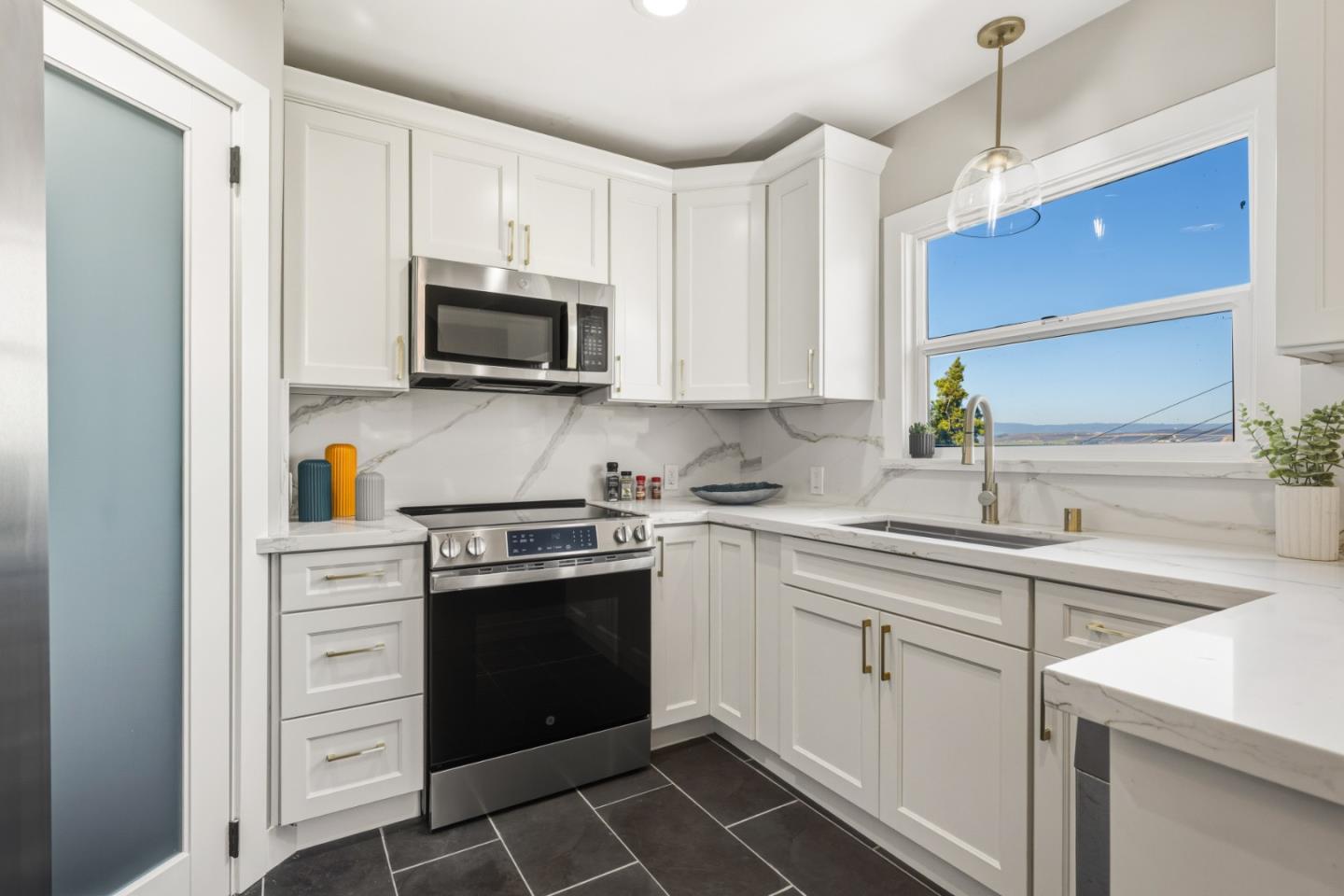 Detail Gallery Image 8 of 80 For 17 Sunset Dr, Watsonville,  CA 95076 - 4 Beds | 4 Baths