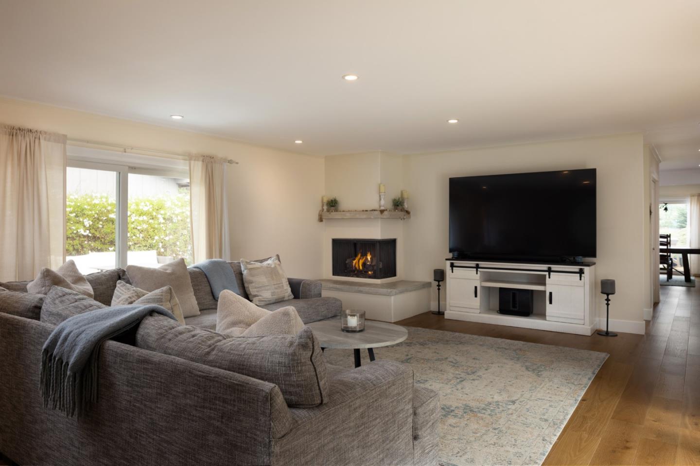 Detail Gallery Image 8 of 18 For 8044 Poplar Ln, Carmel,  CA 93923 - 4 Beds | 4/1 Baths