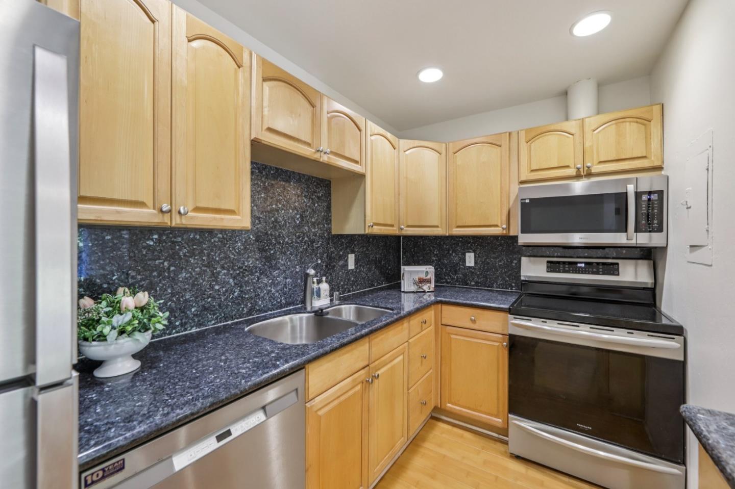 Detail Gallery Image 10 of 28 For 650 Alamo Ct #5,  Mountain View,  CA 94043 - 1 Beds | 1 Baths