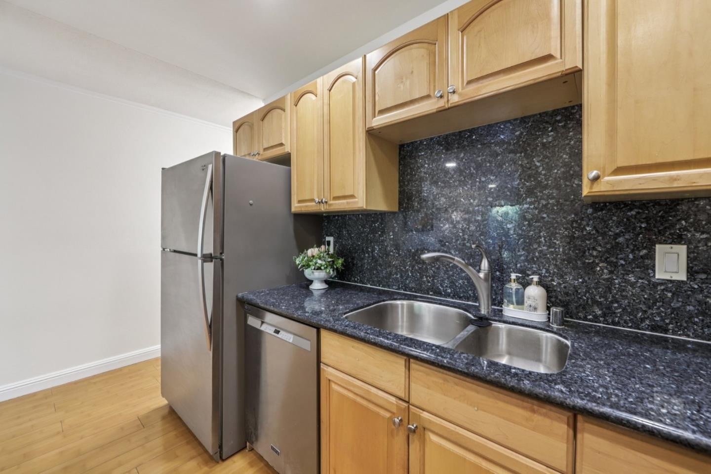 Detail Gallery Image 13 of 28 For 650 Alamo Ct #5,  Mountain View,  CA 94043 - 1 Beds | 1 Baths