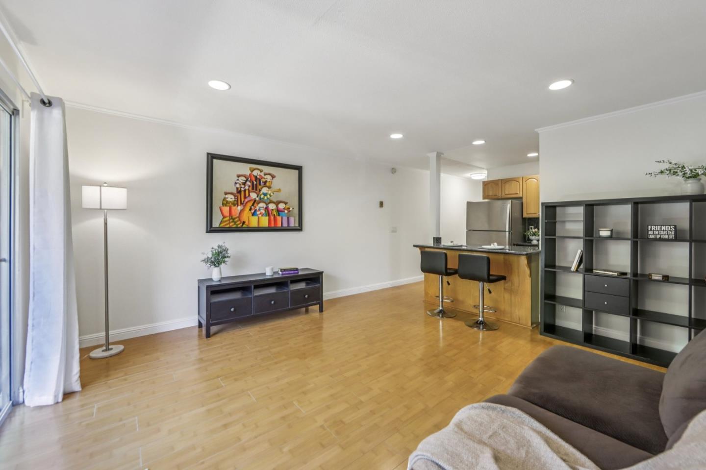 Detail Gallery Image 7 of 28 For 650 Alamo Ct #5,  Mountain View,  CA 94043 - 1 Beds | 1 Baths