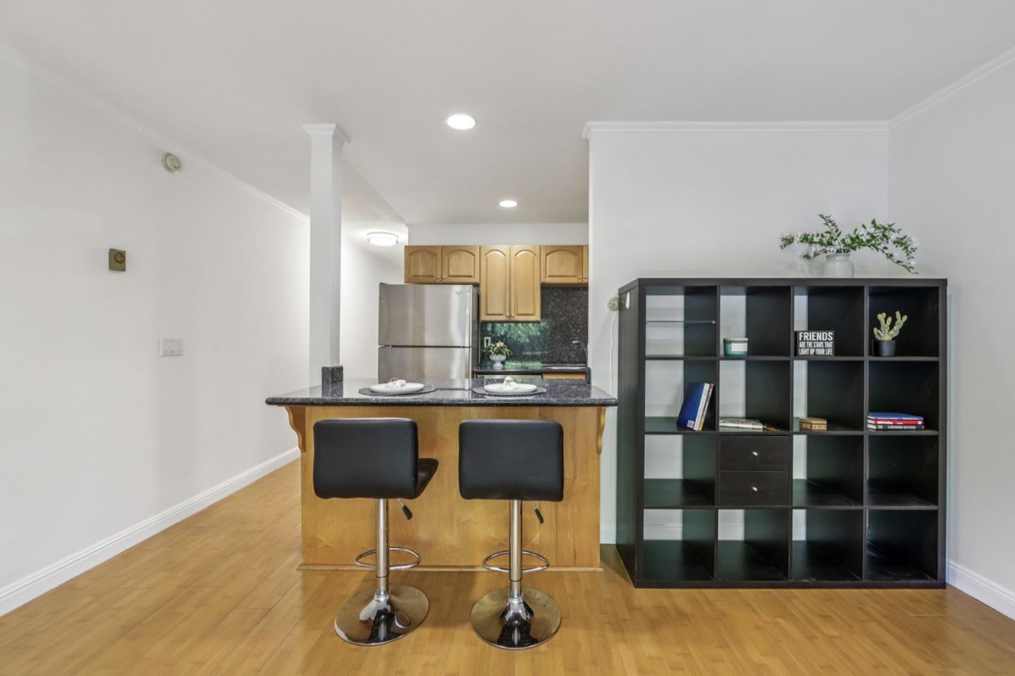 Detail Gallery Image 8 of 28 For 650 Alamo Ct #5,  Mountain View,  CA 94043 - 1 Beds | 1 Baths