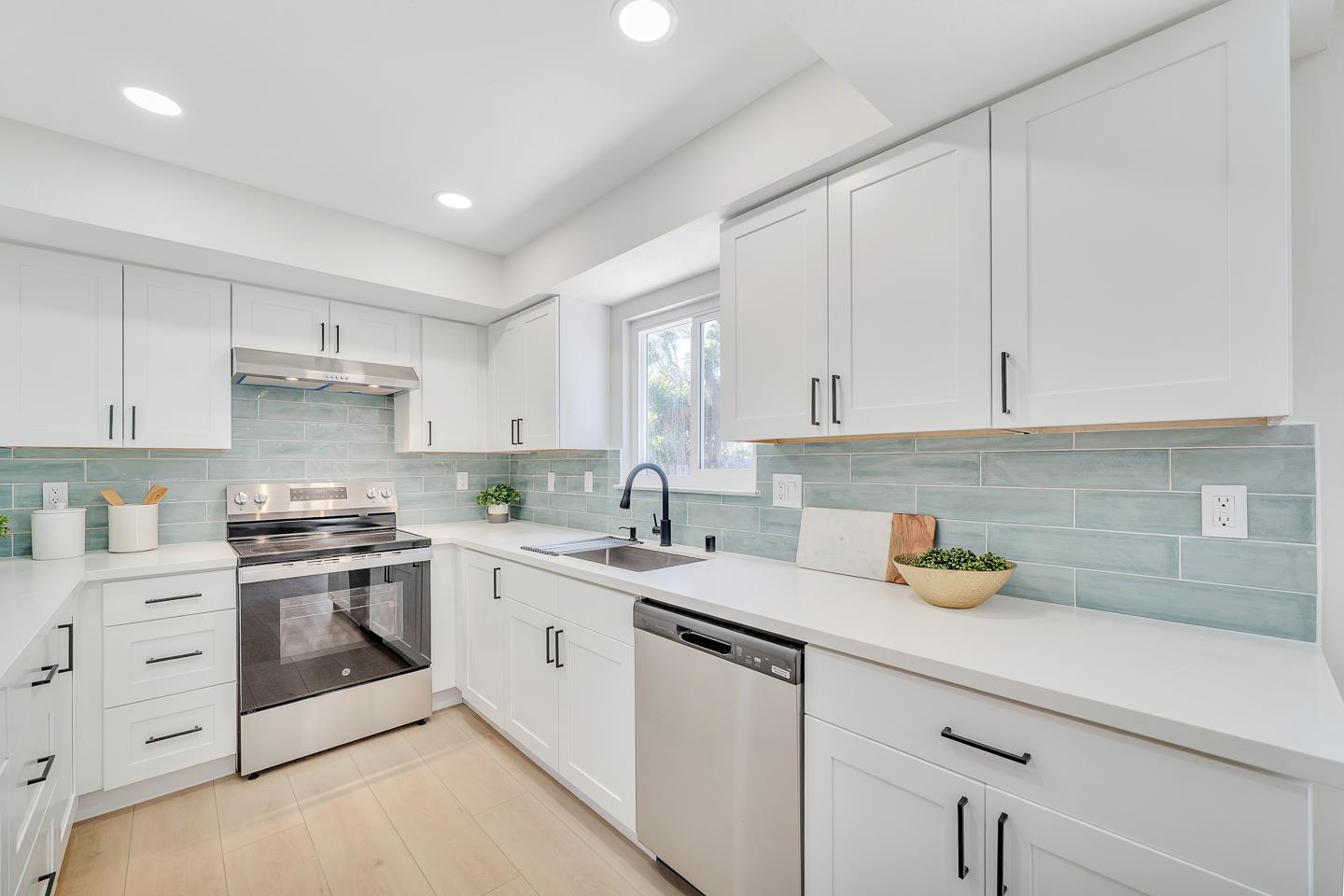 Detail Gallery Image 12 of 35 For 36146 Indian Wells, Newark,  CA 94560 - 5 Beds | 3 Baths