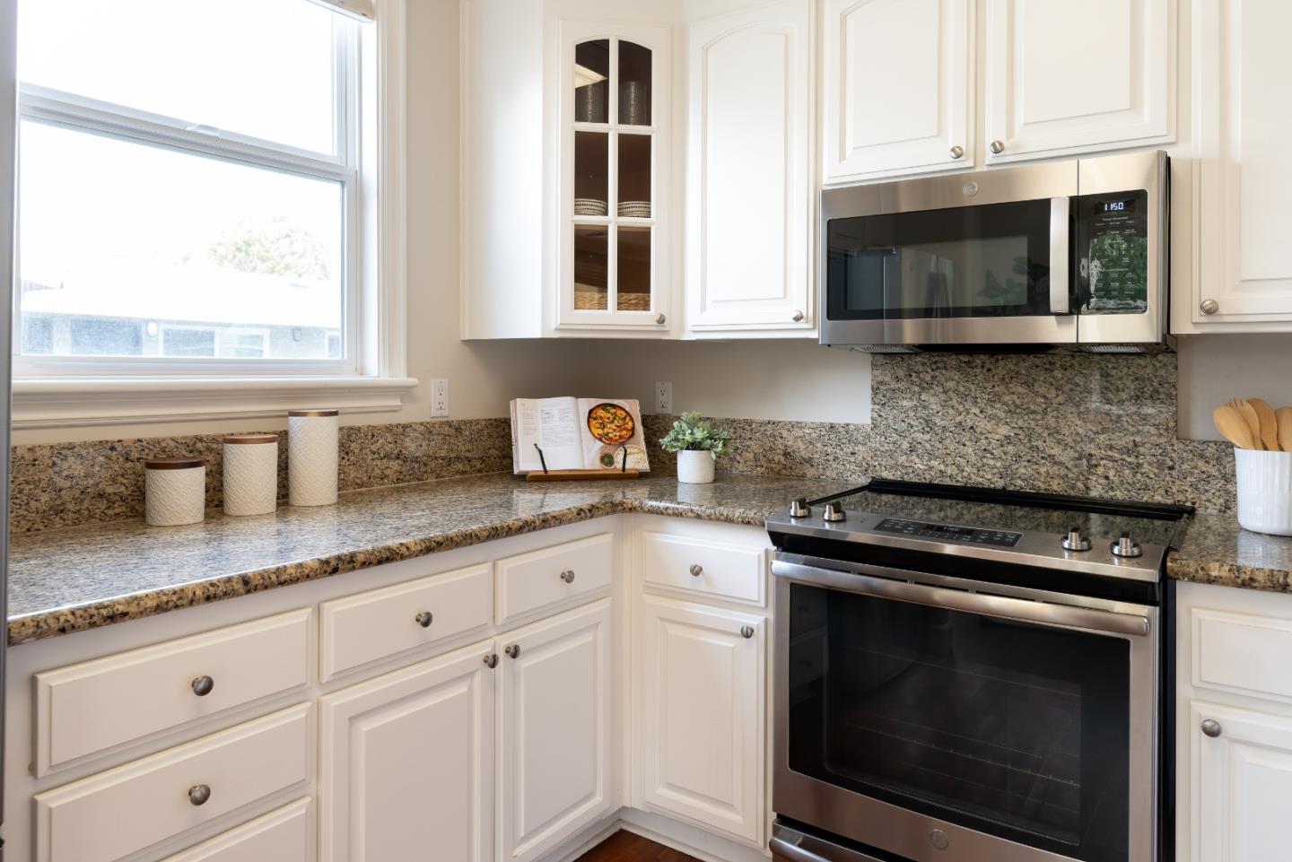 Detail Gallery Image 12 of 40 For 1237 Capuchino Ave #7,  Burlingame,  CA 94010 - 2 Beds | 2 Baths