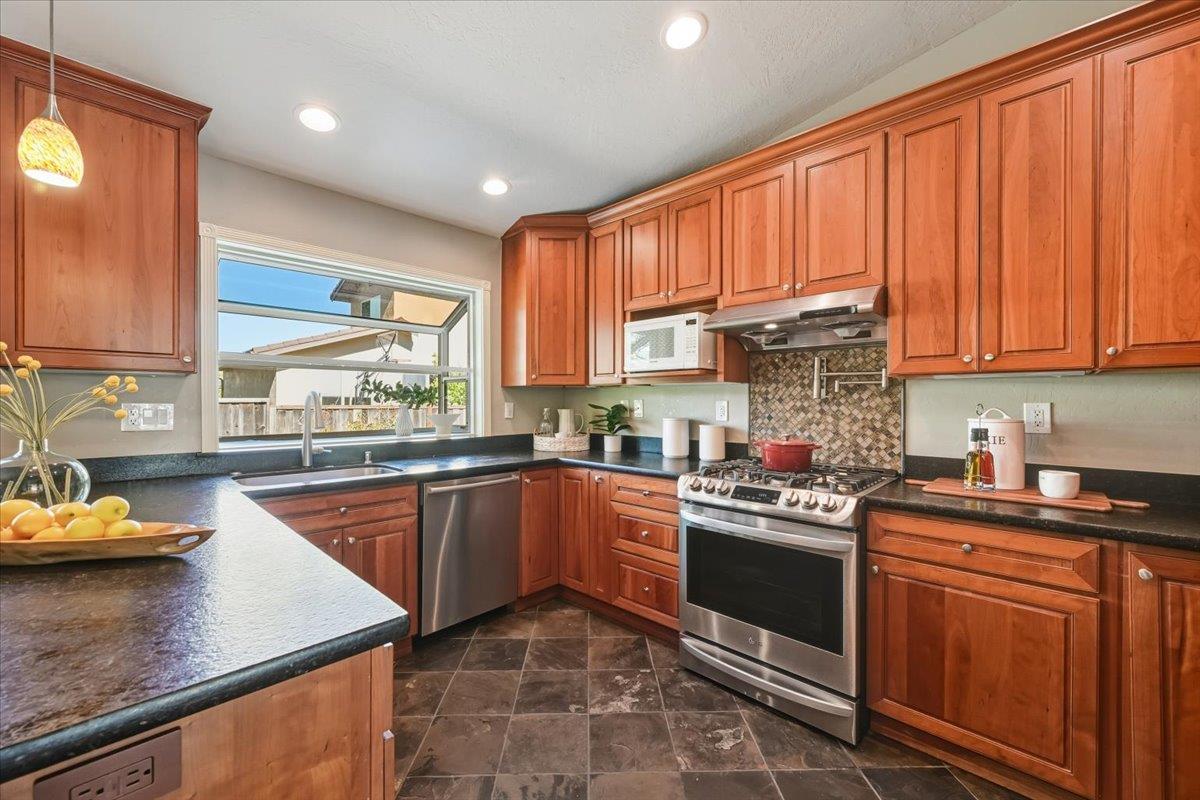Detail Gallery Image 22 of 64 For 917 Laguna Cir, Foster City,  CA 94404 - 4 Beds | 2 Baths