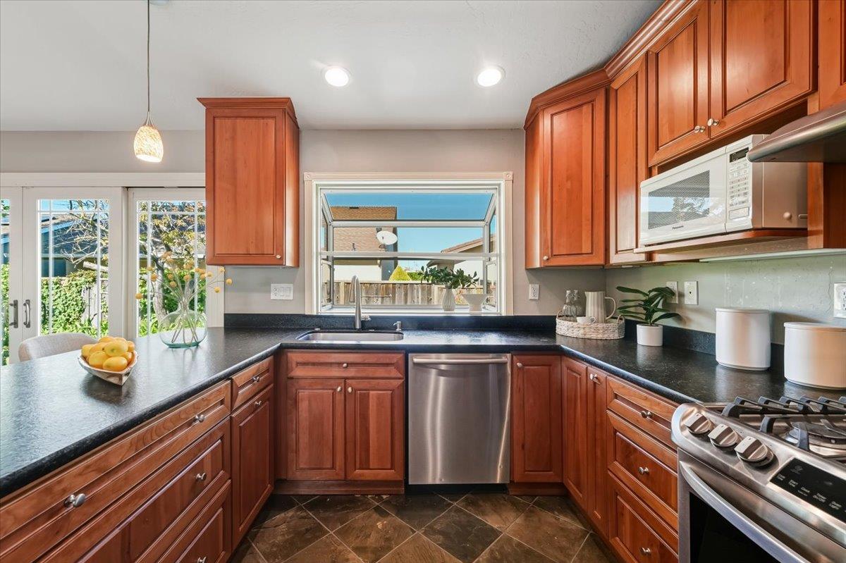 Detail Gallery Image 23 of 64 For 917 Laguna Cir, Foster City,  CA 94404 - 4 Beds | 2 Baths