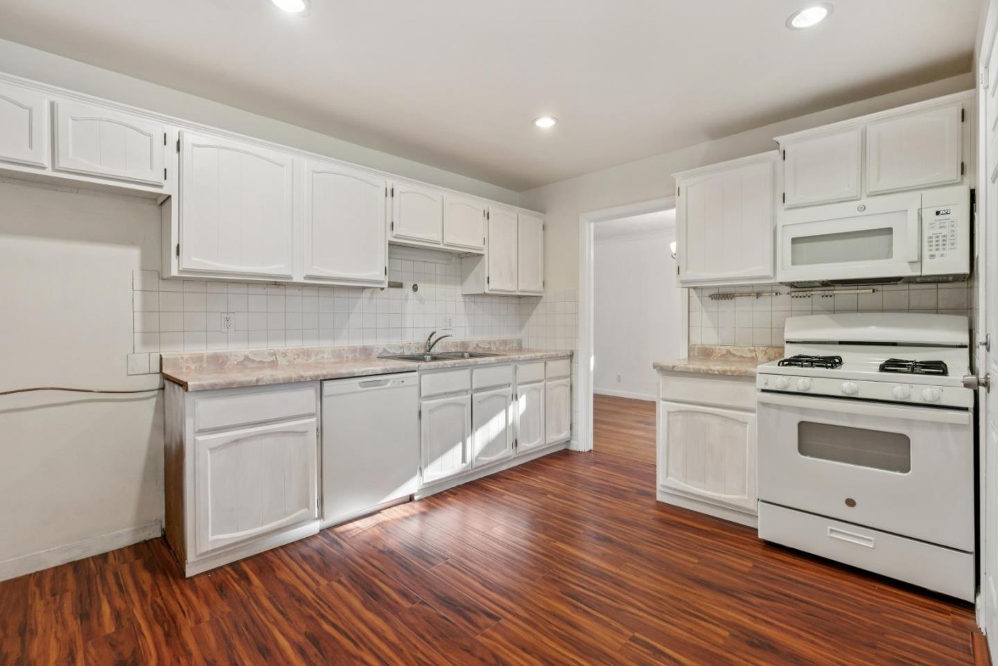 Detail Gallery Image 9 of 21 For 3107 Windsor Pl, Concord,  CA 94518 - 3 Beds | 2 Baths