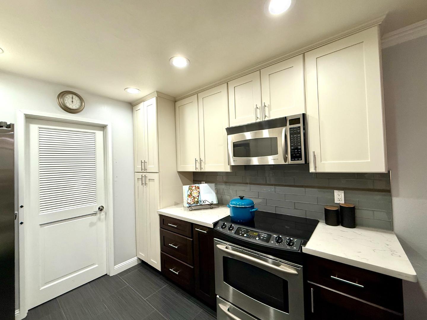 Detail Gallery Image 14 of 34 For 1031 Cherry Ave #20,  San Bruno,  CA 94066 - 2 Beds | 2 Baths