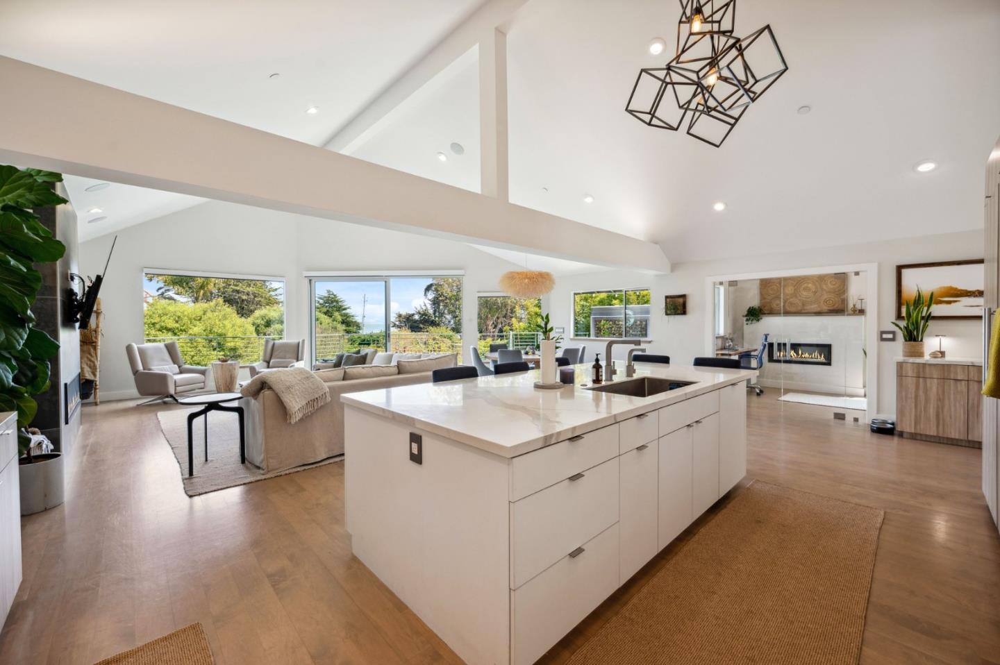 Detail Gallery Image 3 of 45 For 112 Eucalyptus Ave, Santa Cruz,  CA 95060 - 3 Beds | 2/1 Baths