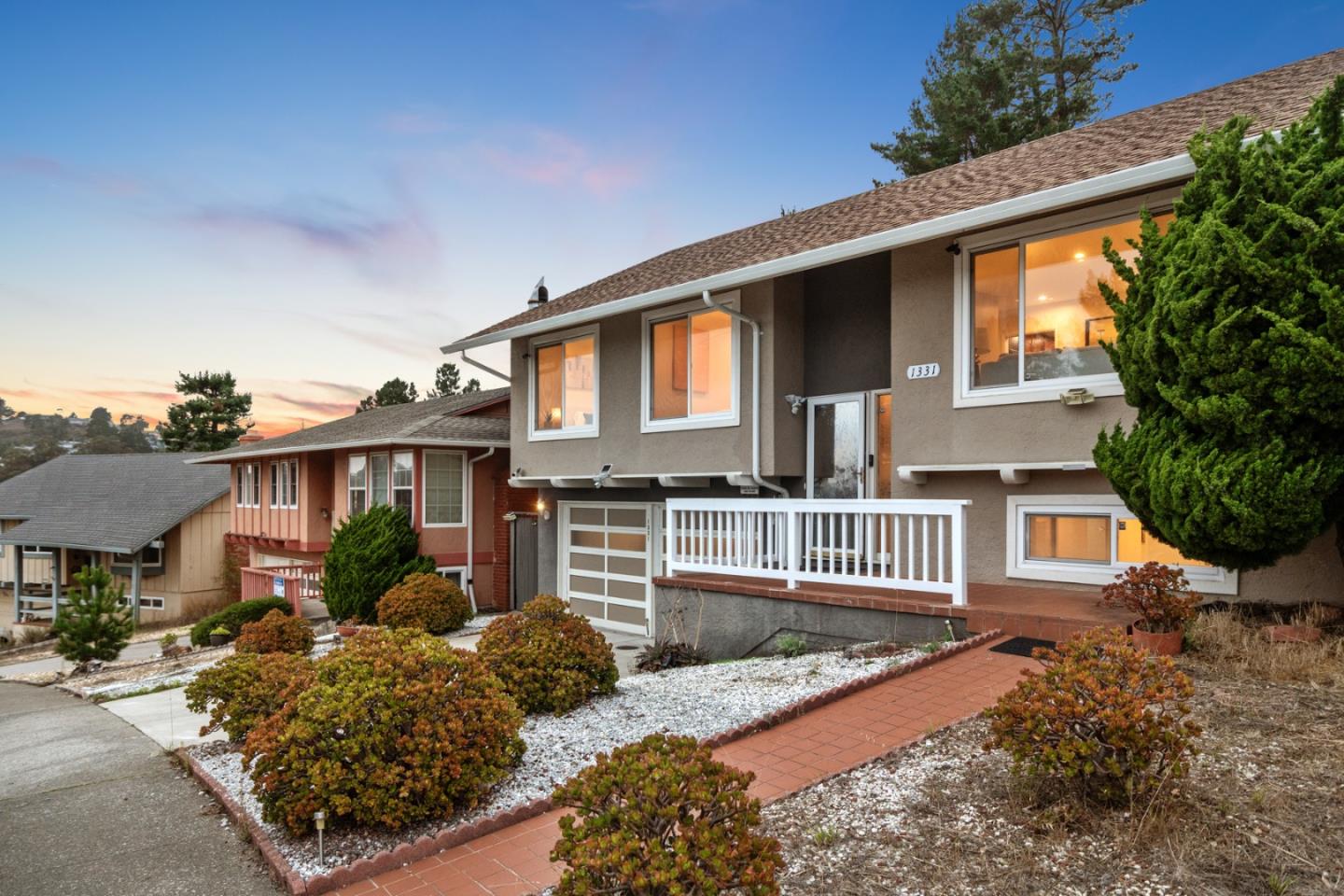 Detail Gallery Image 4 of 52 For 1331 Aspen Dr, Pacifica,  CA 94044 - 5 Beds | 3 Baths