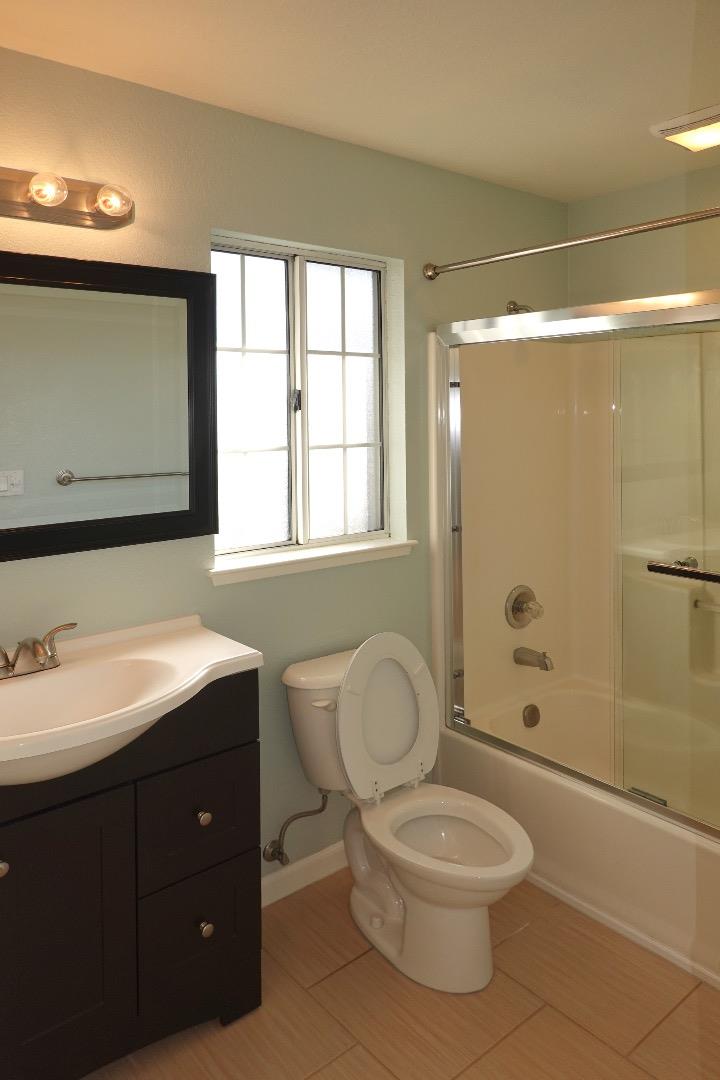 Detail Gallery Image 5 of 22 For 1013 Woodside Rd, Redwood City,  CA 94061 - 3 Beds | 2/1 Baths