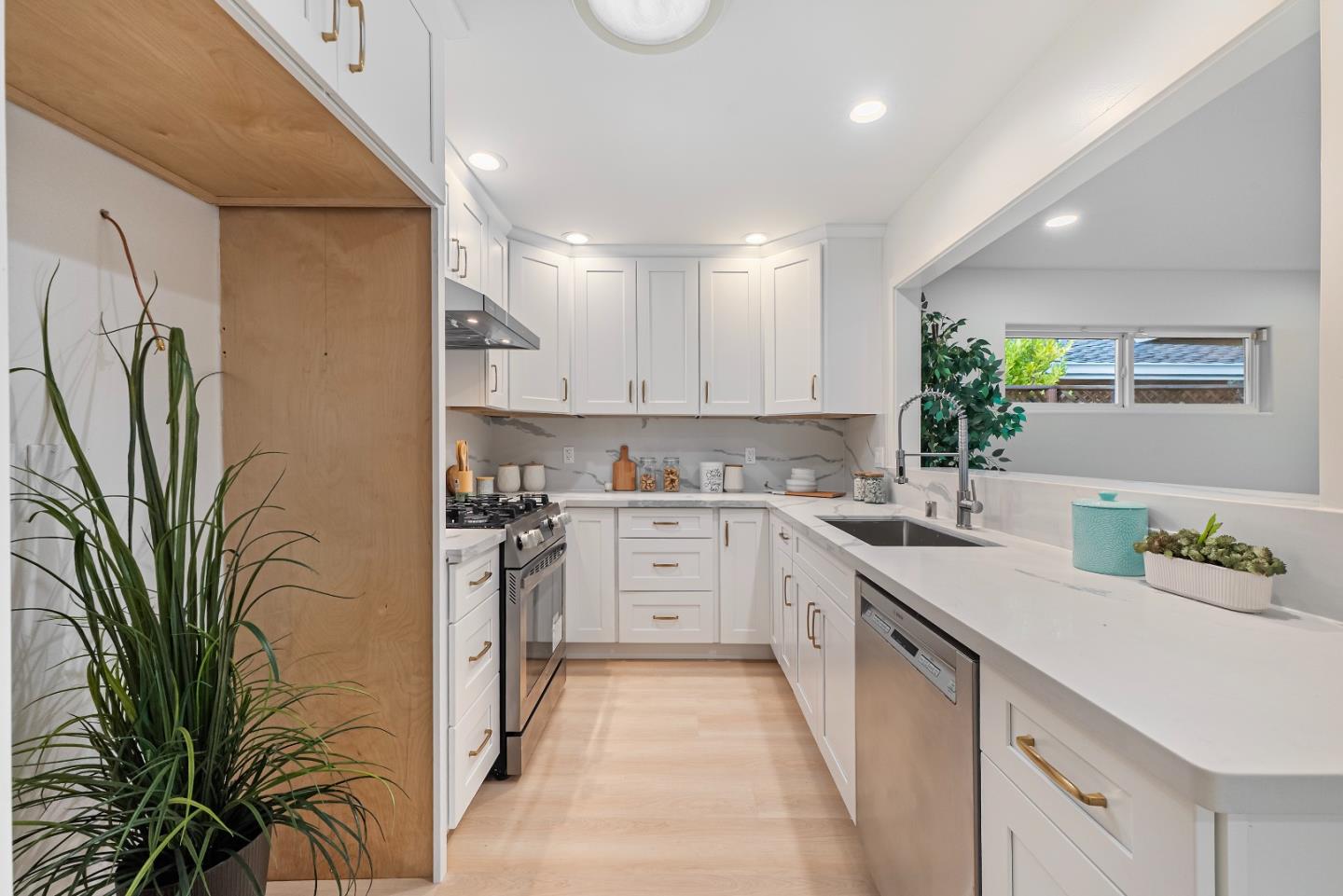 Detail Gallery Image 12 of 45 For 1013 Karen Way, Mountain View,  CA 94040 - 3 Beds | 2 Baths