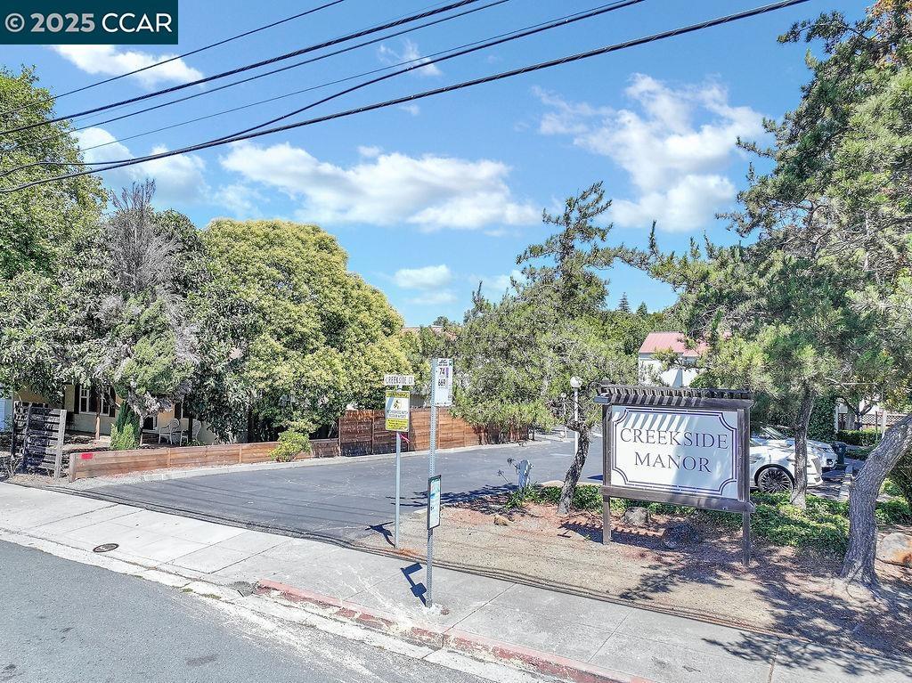 Detail Gallery Image 3 of 27 For 130 Creekside Ct, El Sobrante,  CA 94803 - 2 Beds | 2 Baths