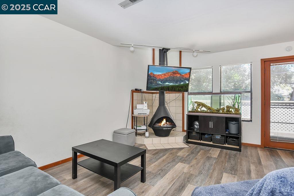 Detail Gallery Image 5 of 27 For 130 Creekside Ct, El Sobrante,  CA 94803 - 2 Beds | 2 Baths