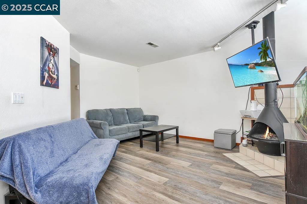 Detail Gallery Image 8 of 27 For 130 Creekside Ct, El Sobrante,  CA 94803 - 2 Beds | 2 Baths