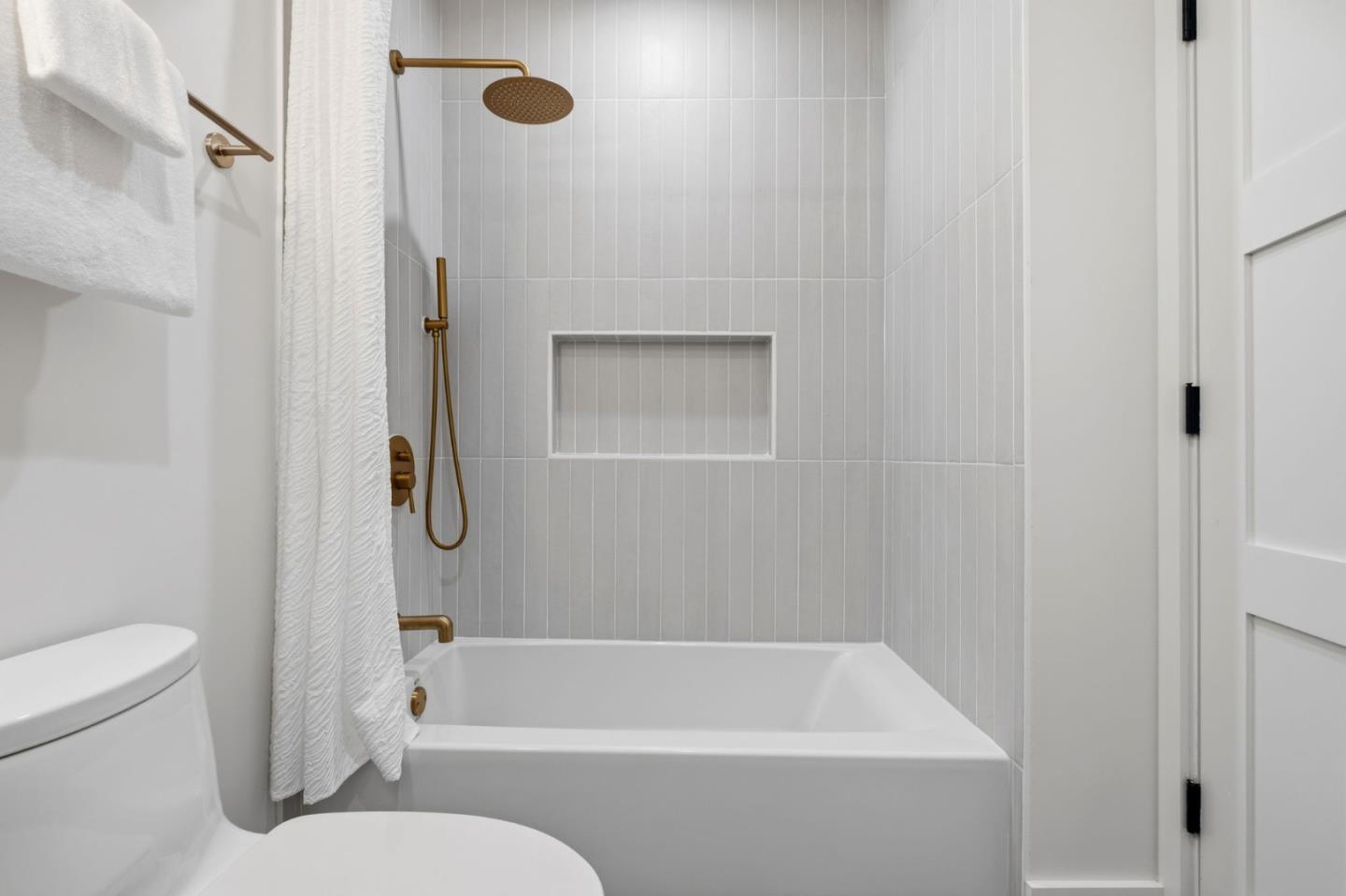 Detail Gallery Image 14 of 28 For 611 Miramar Ave, San Francisco,  CA 94112 - 4 Beds | 3 Baths