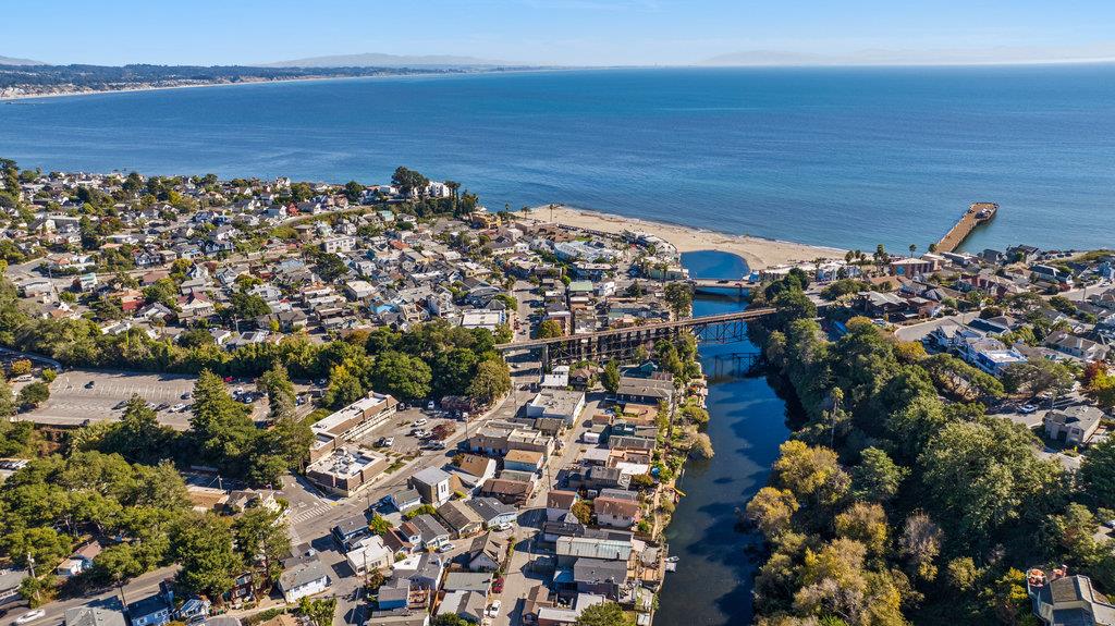 Detail Gallery Image 36 of 44 For 425 Riverview Ave, Capitola,  CA 95010 - 2 Beds | 1 Baths