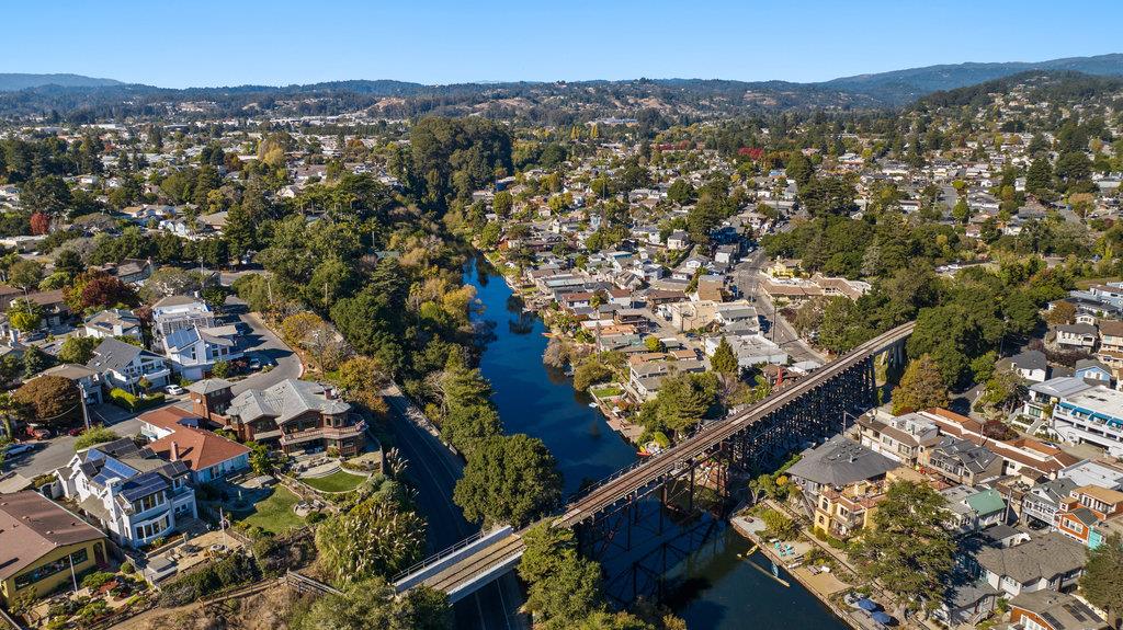 Detail Gallery Image 37 of 44 For 425 Riverview Ave, Capitola,  CA 95010 - 2 Beds | 1 Baths