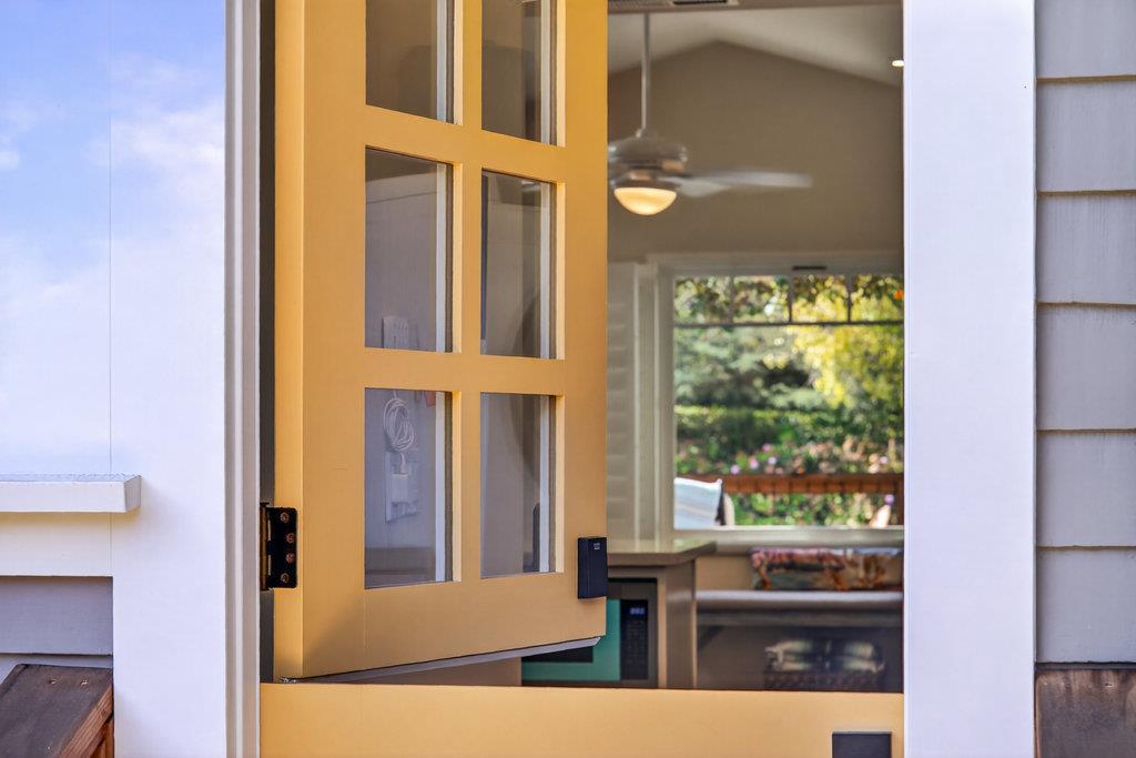 Detail Gallery Image 4 of 44 For 425 Riverview Ave, Capitola,  CA 95010 - 2 Beds | 1 Baths