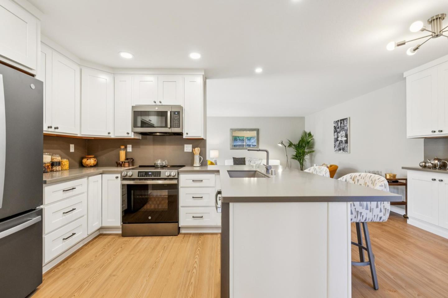 Detail Gallery Image 15 of 36 For 141 Carlisle Way, Sunnyvale,  CA 94087 - 3 Beds | 2 Baths