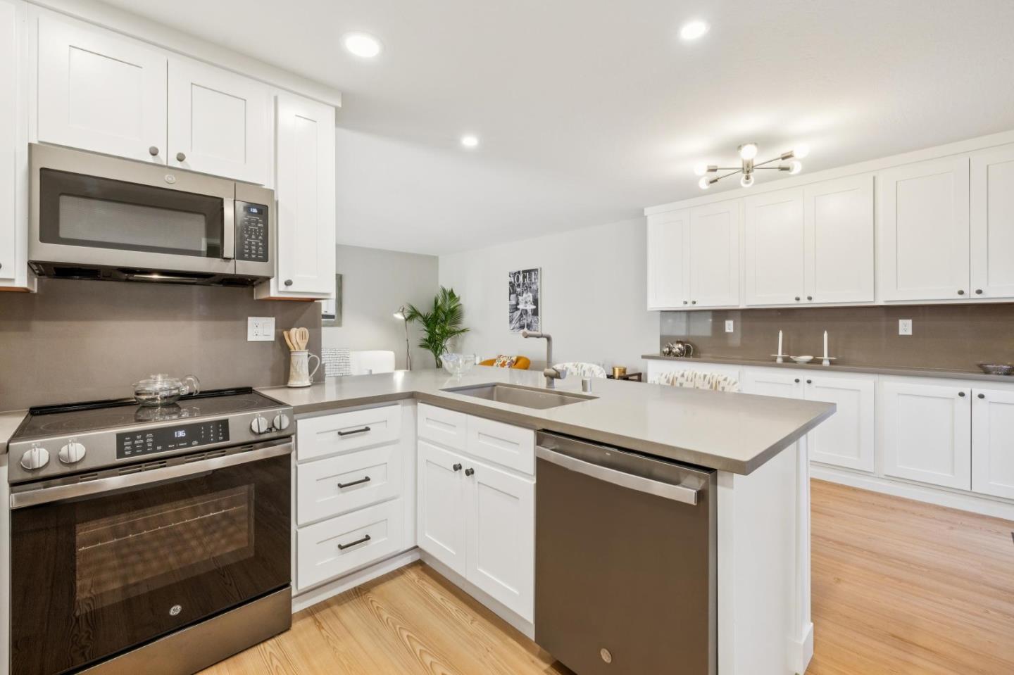 Detail Gallery Image 17 of 36 For 141 Carlisle Way, Sunnyvale,  CA 94087 - 3 Beds | 2 Baths