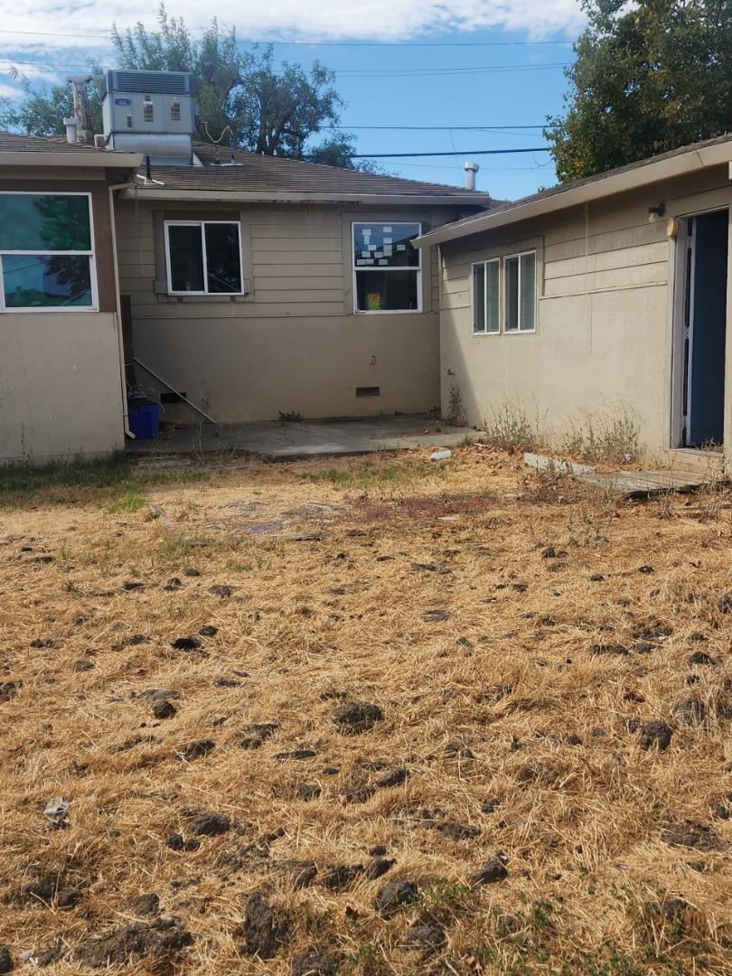 Detail Gallery Image 3 of 14 For 50 Linscheid Dr, Pittsburg,  CA 94565 - 3 Beds | 1 Baths