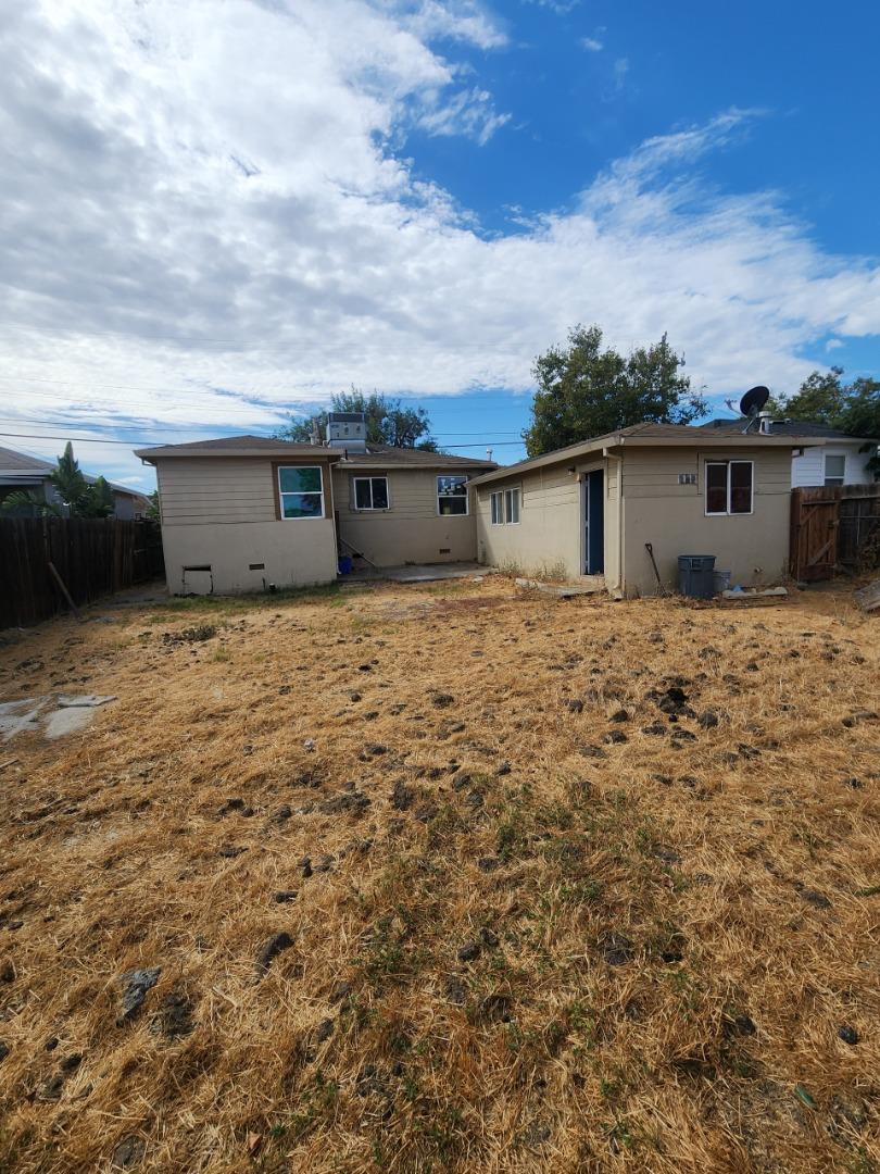 Detail Gallery Image 4 of 14 For 50 Linscheid Dr, Pittsburg,  CA 94565 - 3 Beds | 1 Baths