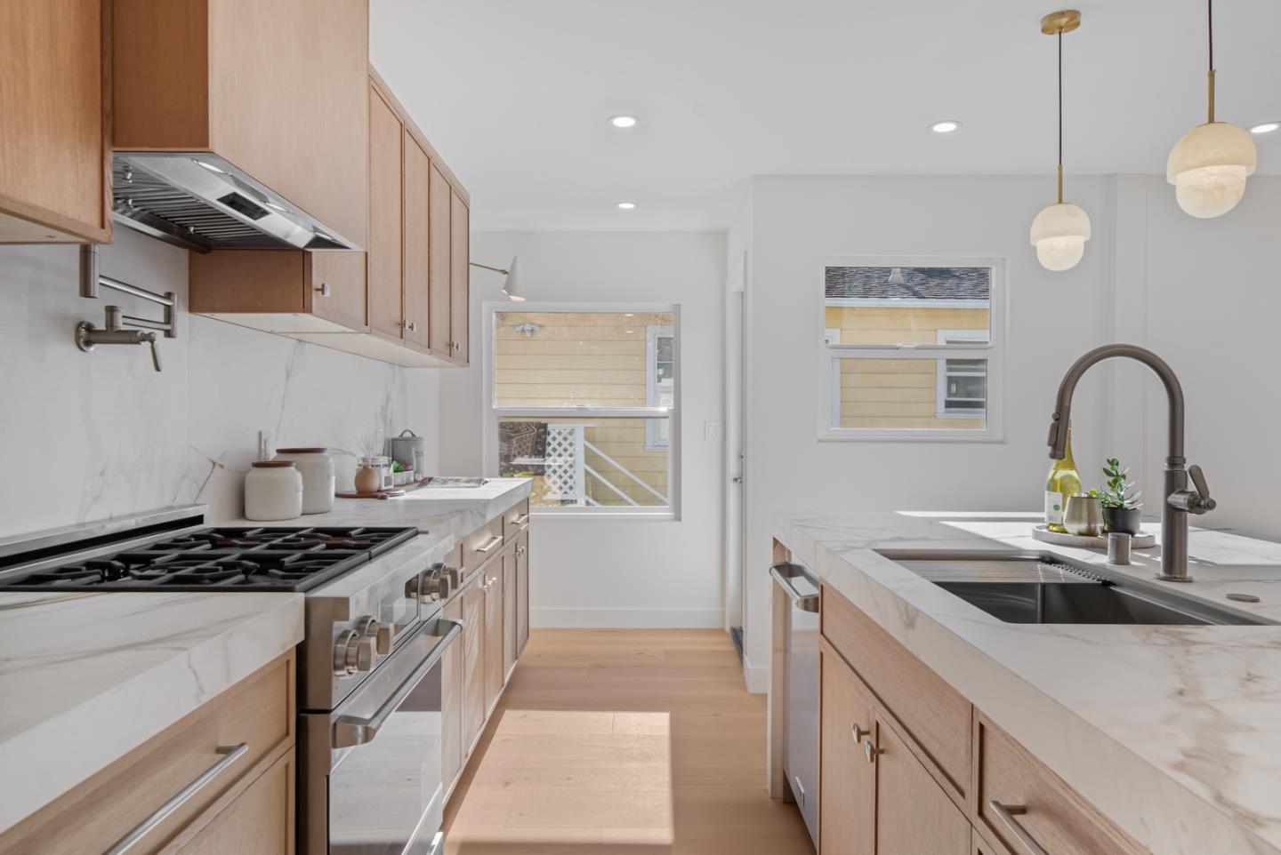 Detail Gallery Image 11 of 48 For 373 Oakview Dr, San Carlos,  CA 94070 - 4 Beds | 3 Baths