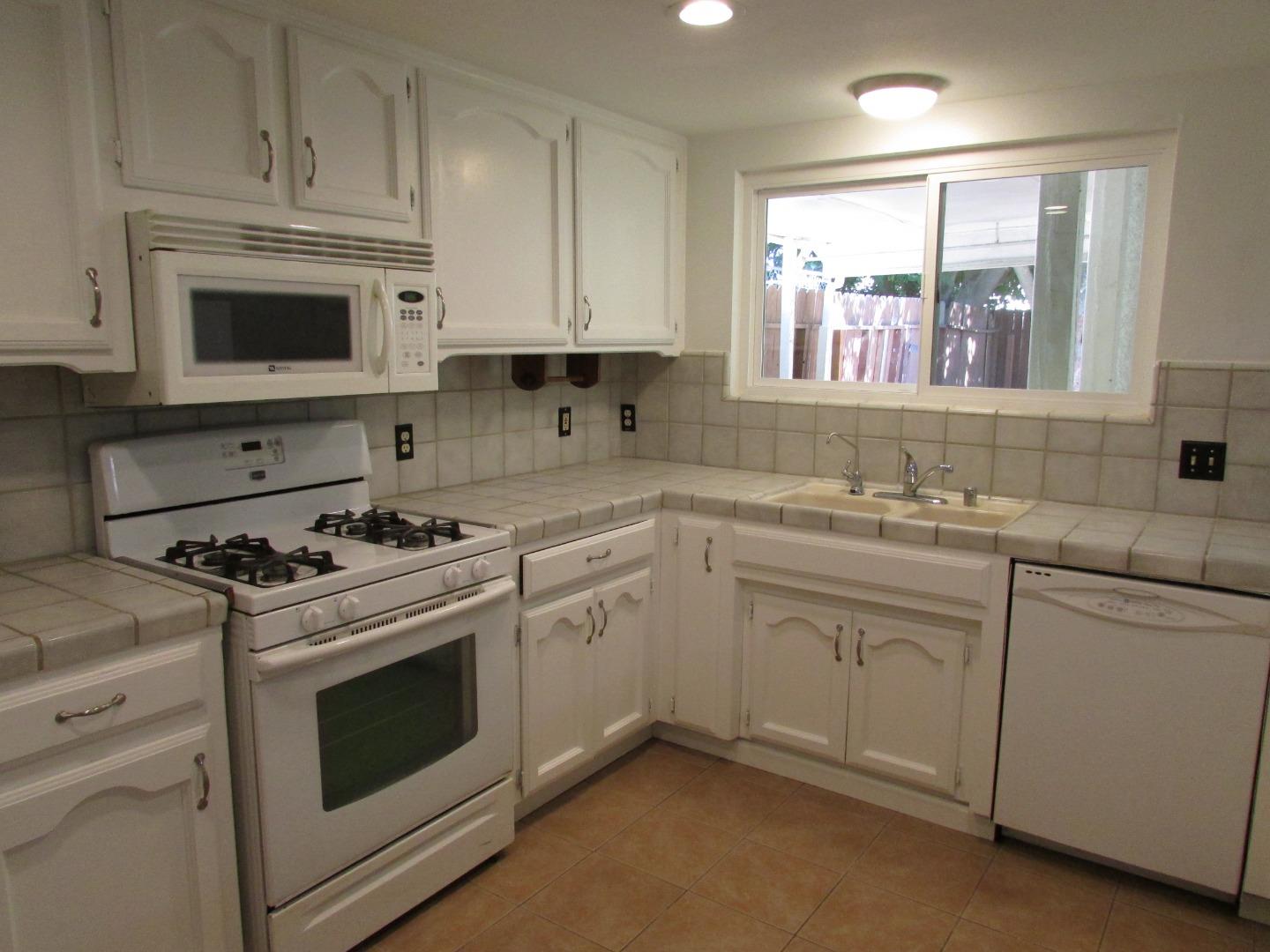 Detail Gallery Image 4 of 26 For 1716 Wade Dr, Paso Robles,  CA 93446 - 3 Beds | 2 Baths