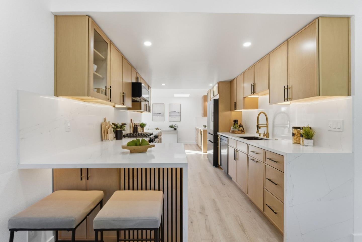 Detail Gallery Image 12 of 48 For 932 Ormonde Dr, Mountain View,  CA 94043 - 4 Beds | 2/1 Baths