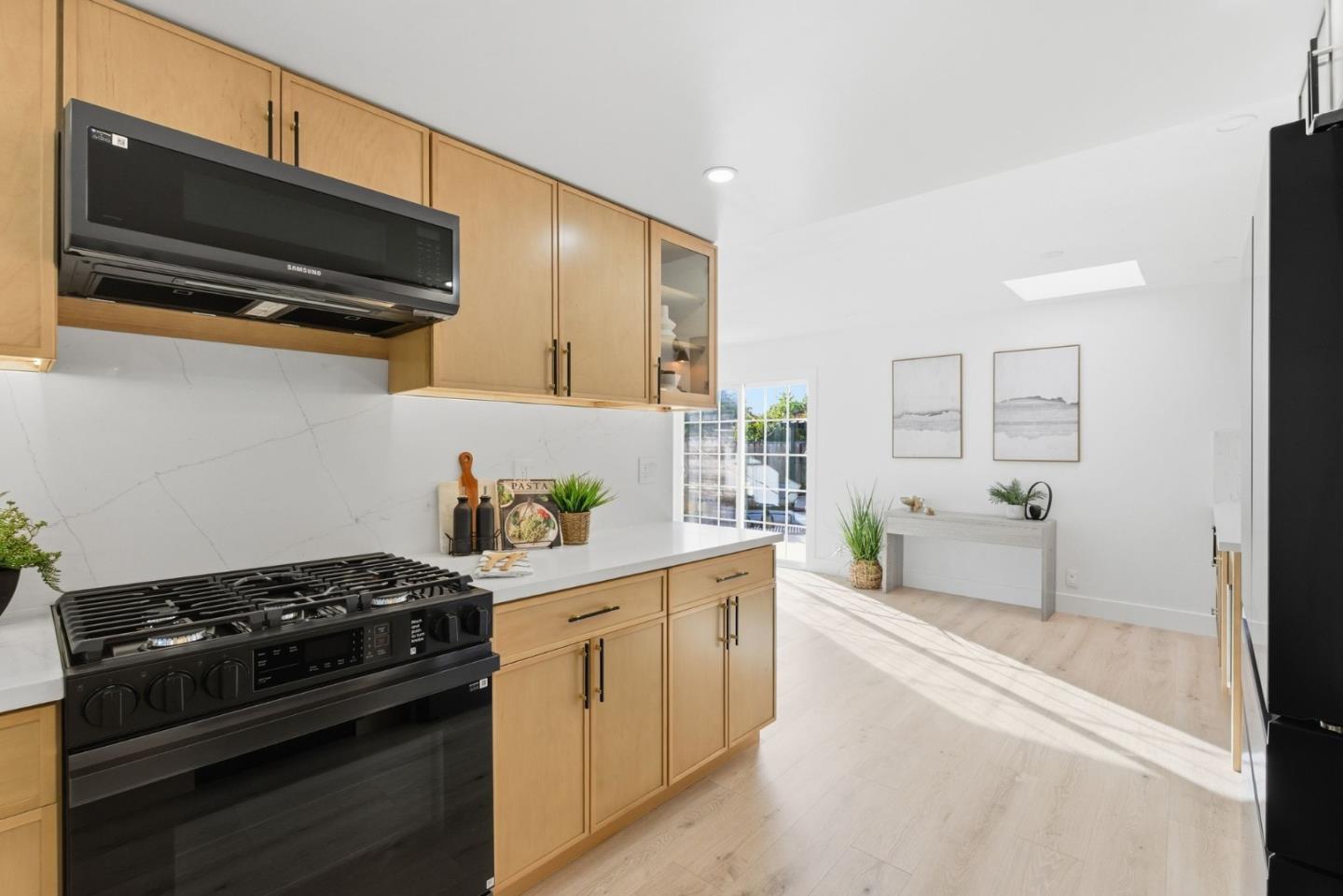 Detail Gallery Image 13 of 48 For 932 Ormonde Dr, Mountain View,  CA 94043 - 4 Beds | 2/1 Baths