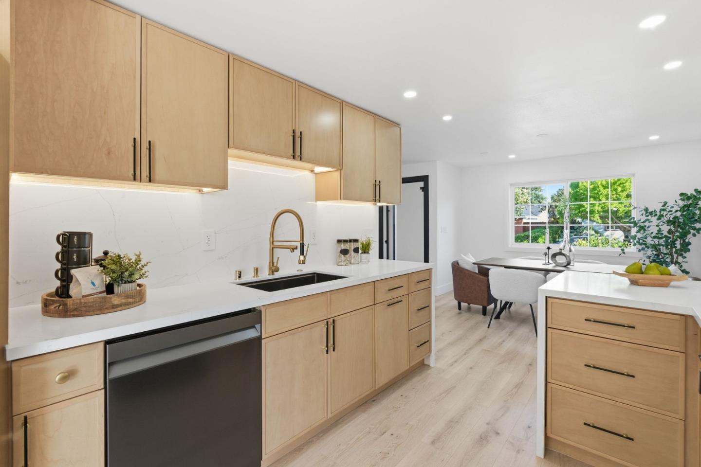 Detail Gallery Image 14 of 48 For 932 Ormonde Dr, Mountain View,  CA 94043 - 4 Beds | 2/1 Baths