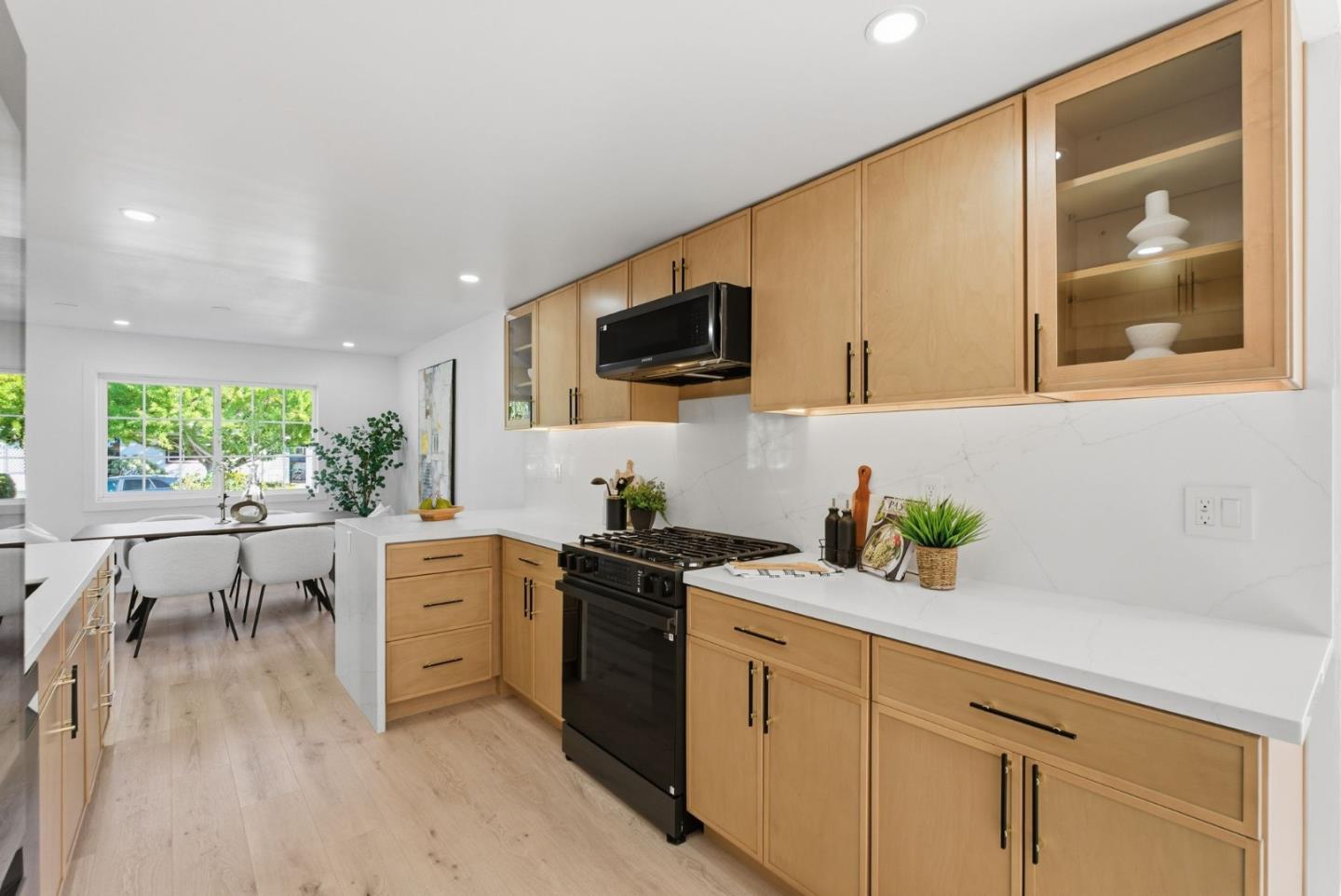 Detail Gallery Image 15 of 48 For 932 Ormonde Dr, Mountain View,  CA 94043 - 4 Beds | 2/1 Baths