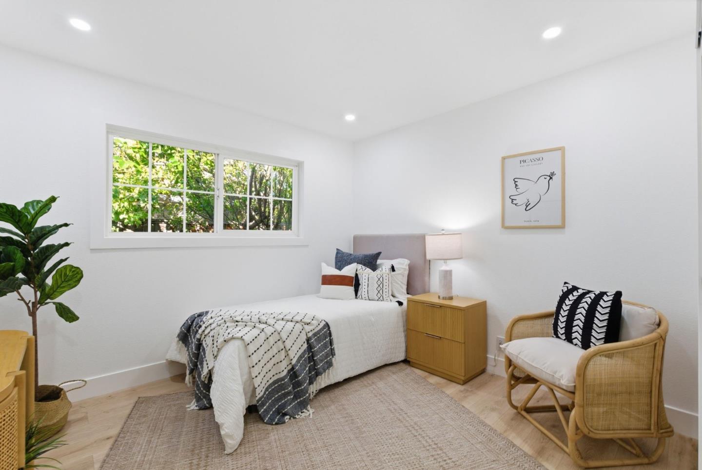 Detail Gallery Image 28 of 48 For 932 Ormonde Dr, Mountain View,  CA 94043 - 4 Beds | 2/1 Baths