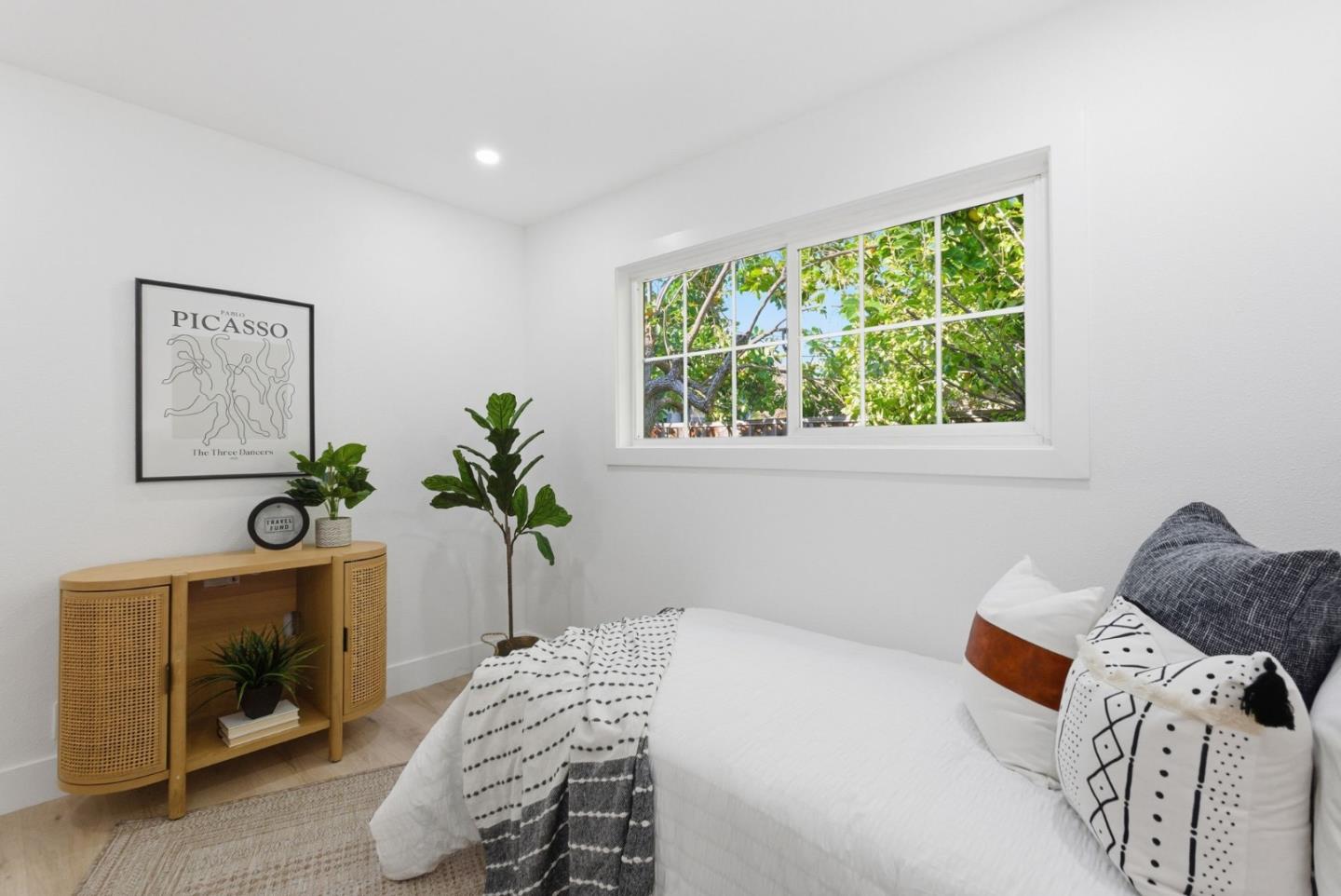 Detail Gallery Image 29 of 48 For 932 Ormonde Dr, Mountain View,  CA 94043 - 4 Beds | 2/1 Baths