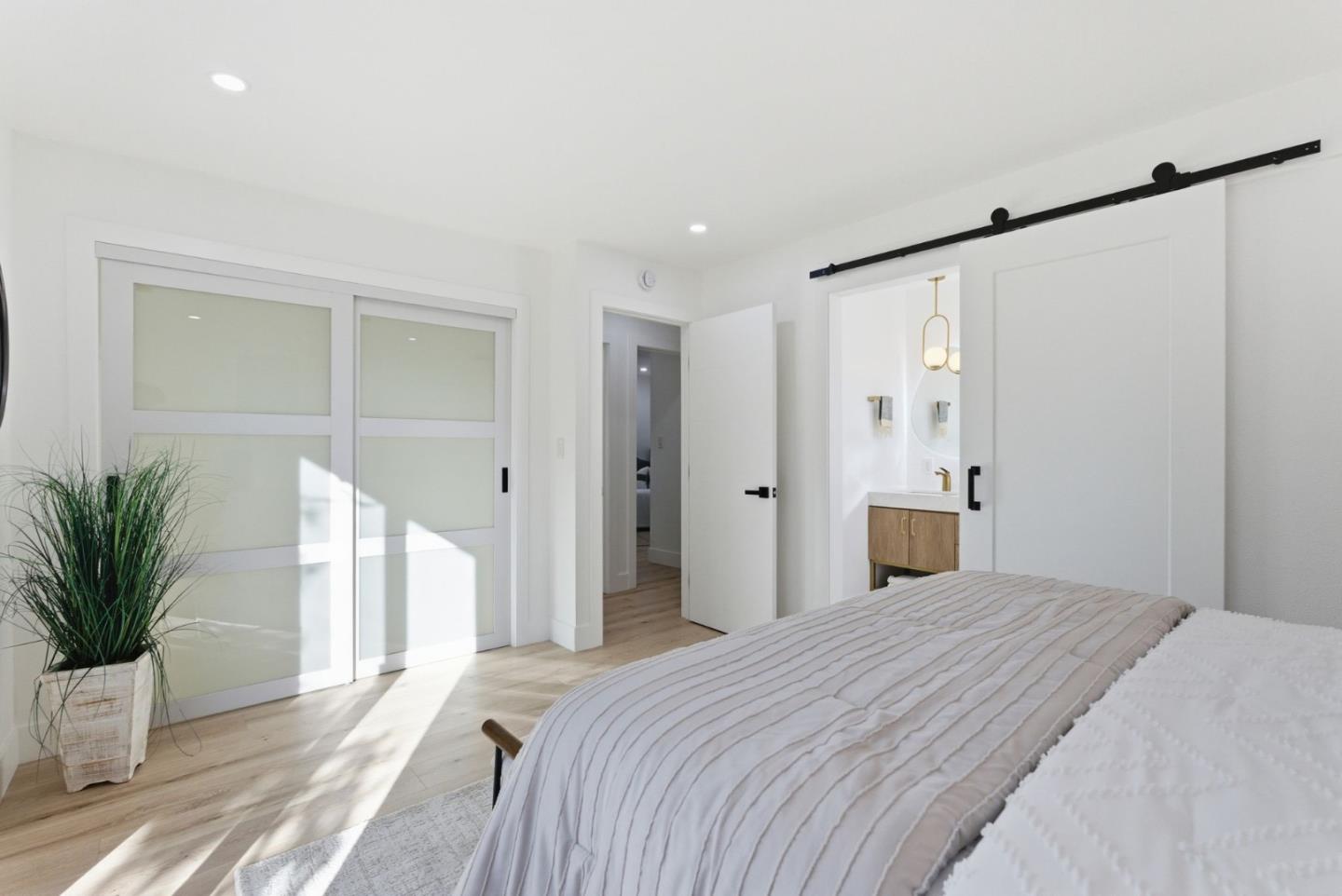 Detail Gallery Image 33 of 48 For 932 Ormonde Dr, Mountain View,  CA 94043 - 4 Beds | 2/1 Baths