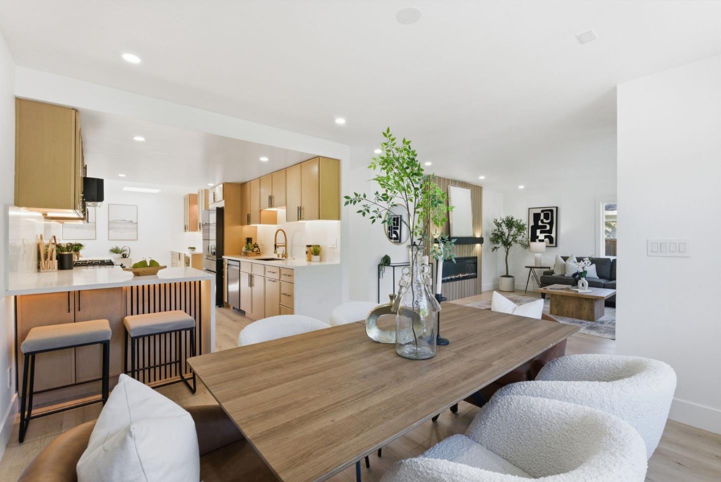 Detail Gallery Image 9 of 48 For 932 Ormonde Dr, Mountain View,  CA 94043 - 4 Beds | 2/1 Baths