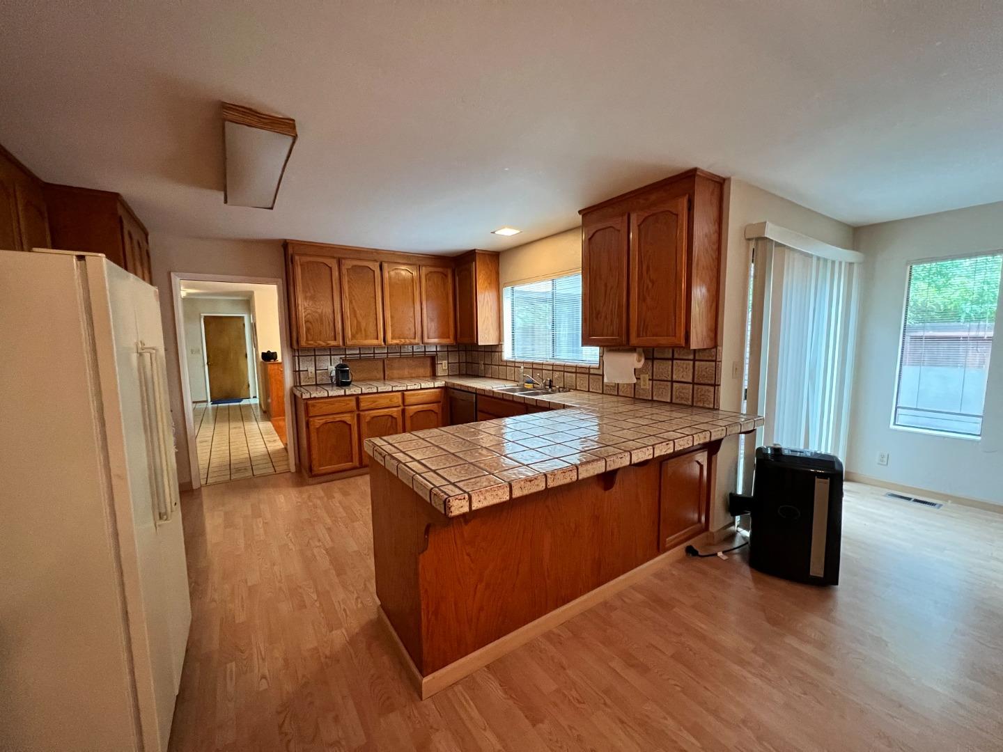 Detail Gallery Image 7 of 28 For 701 Christine Dr, Palo Alto,  CA 94303 - 3 Beds | 3 Baths