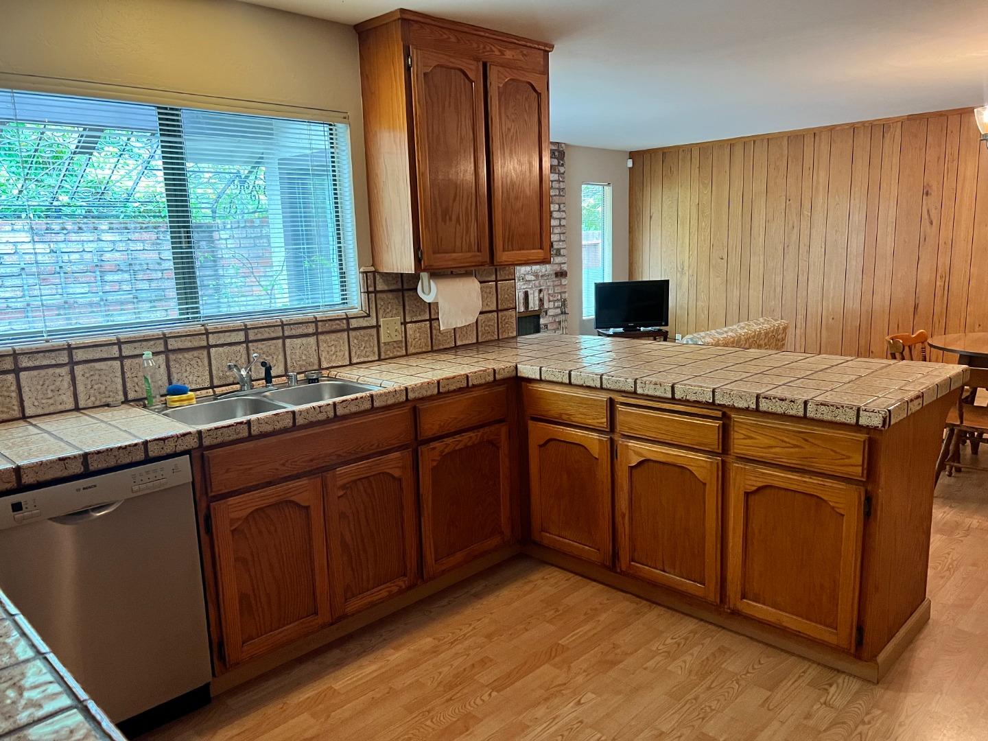 Detail Gallery Image 8 of 28 For 701 Christine Dr, Palo Alto,  CA 94303 - 3 Beds | 3 Baths