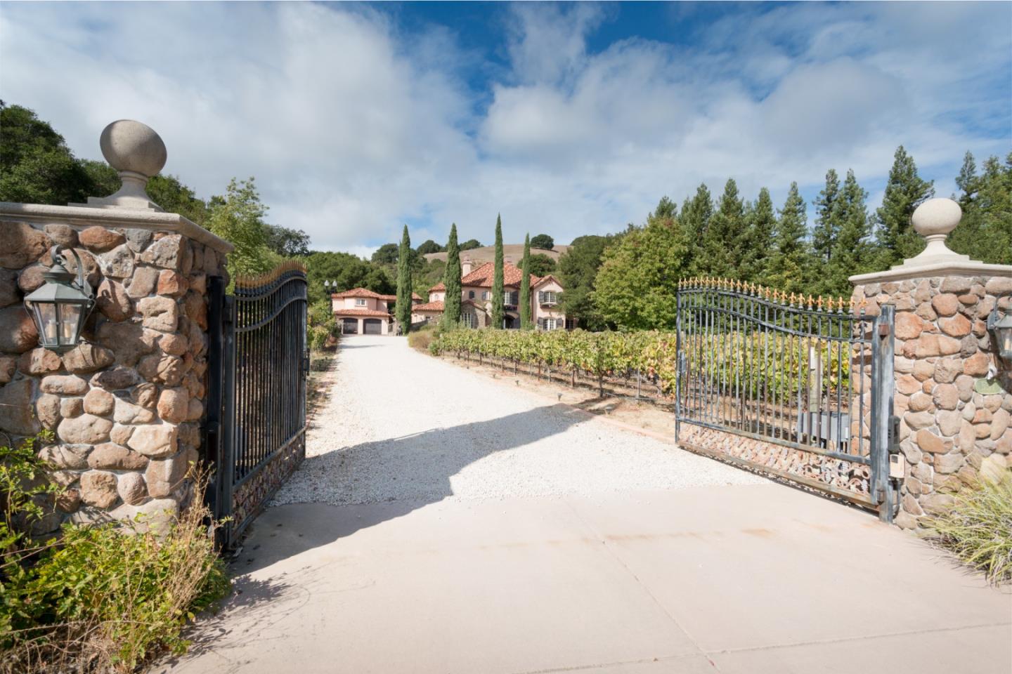 Detail Gallery Image 5 of 50 For 5371 Stonehurst Dr, Martinez,  CA 94553 - 5 Beds | 4/1 Baths